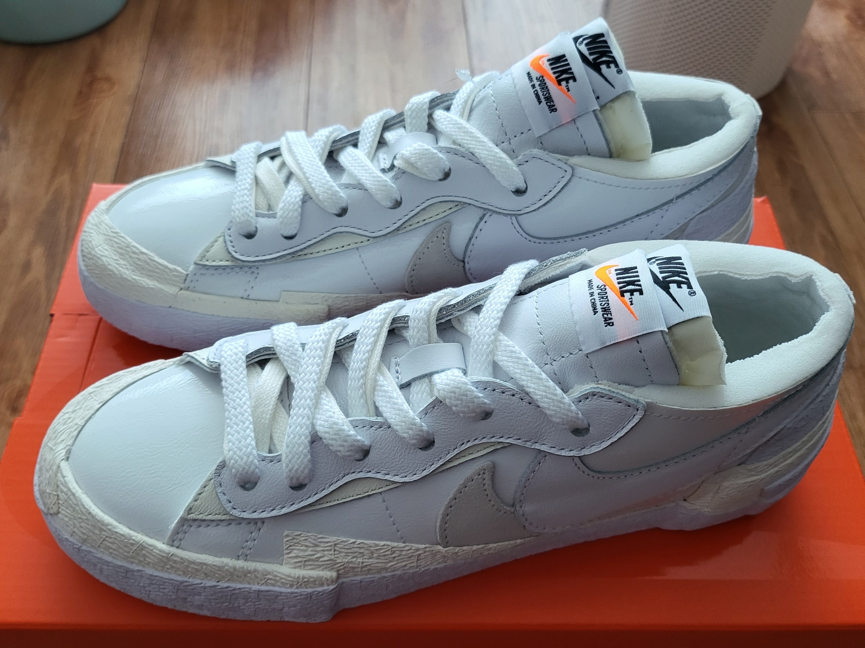 Nike x Sacai Blazer Low White Patent Leather 착용 스타일 - 3