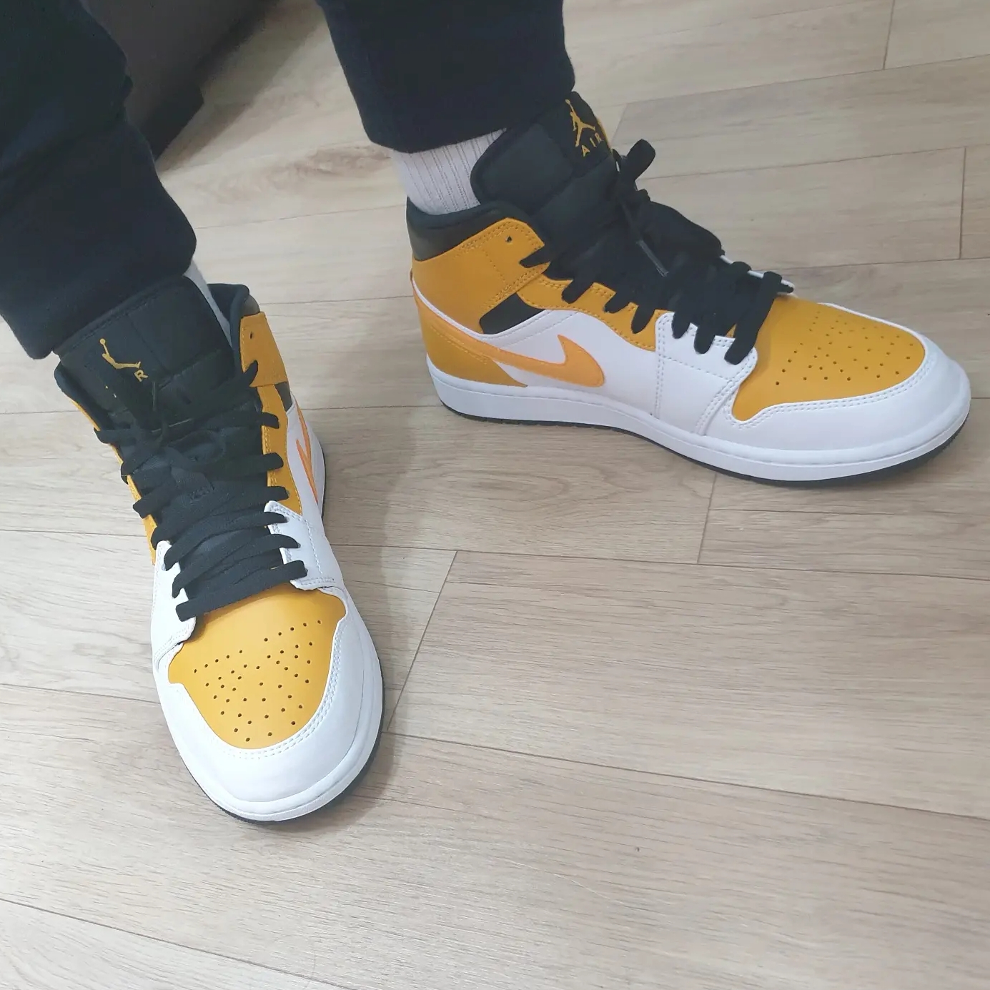 Jordan 1 Mid White University Gold 착용 스타일