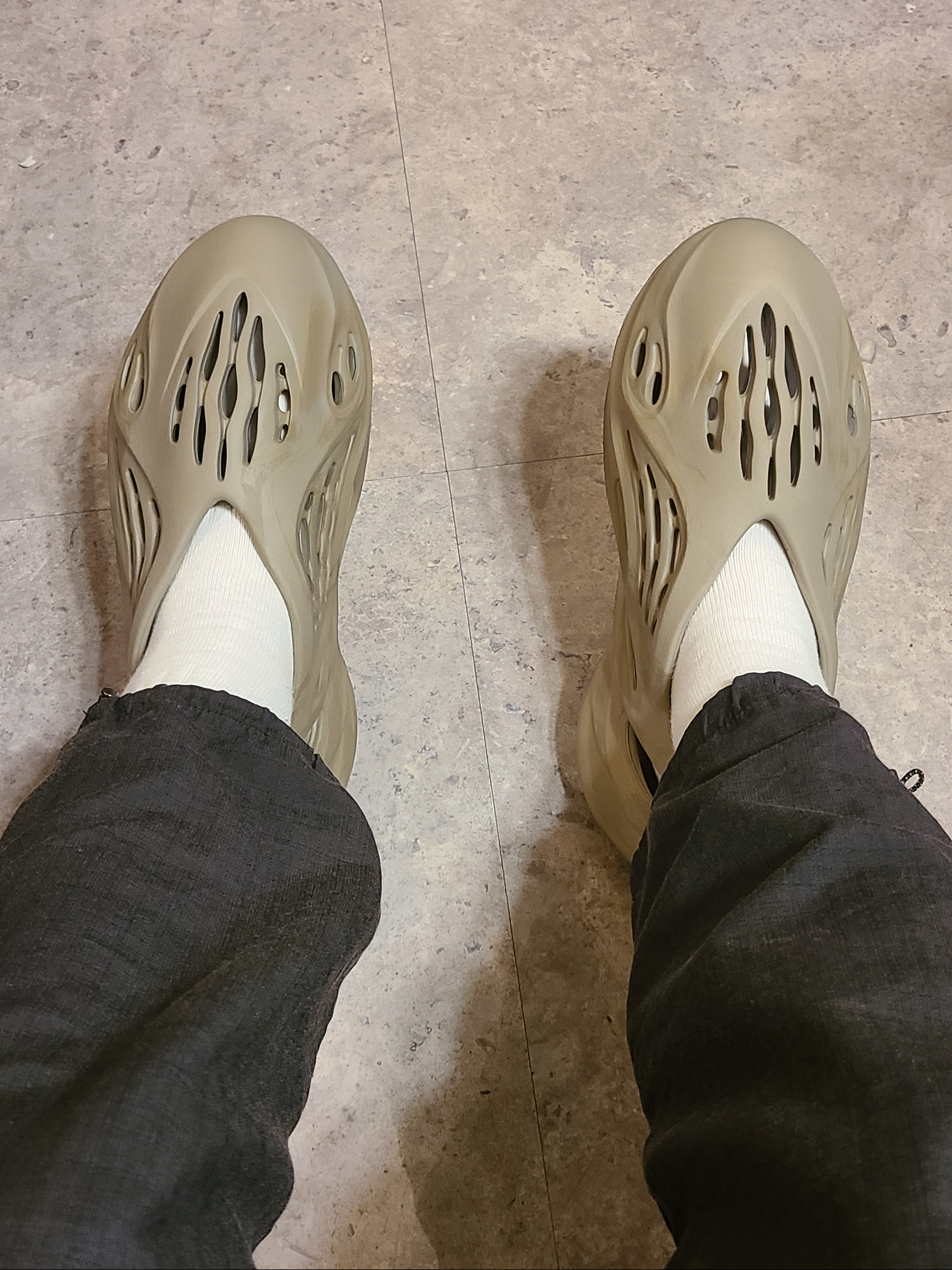 Adidas Yeezy Foam RNNR Stone Sage 착용 스타일