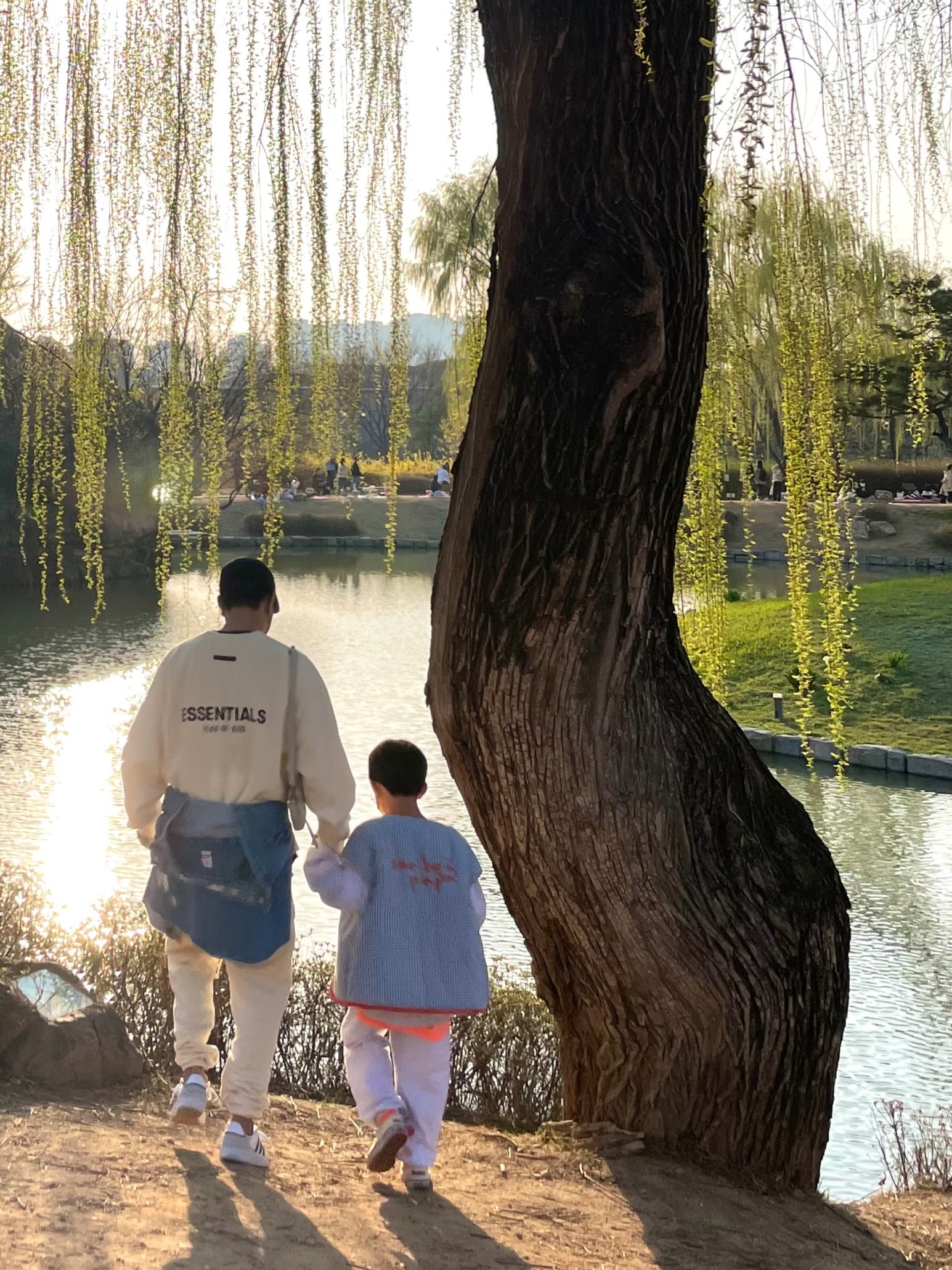 Essentials Pull-Over Crewneck Sweatshirt Cream - 21SS, Essentials Sweatpants Cream - 21SS 착용 스타일 - 1