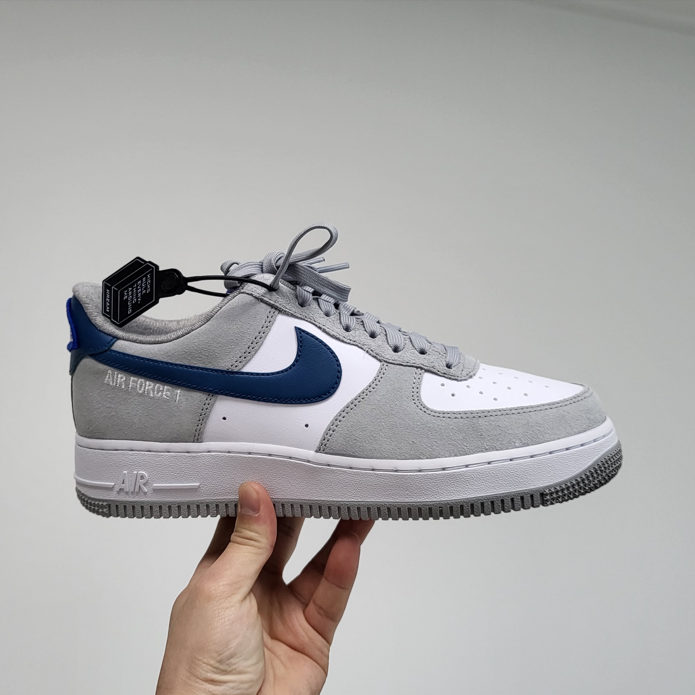 Nike Air Force 1 '07 LV8 Athletic Club Light Smoke Grey Marina 착용 스타일