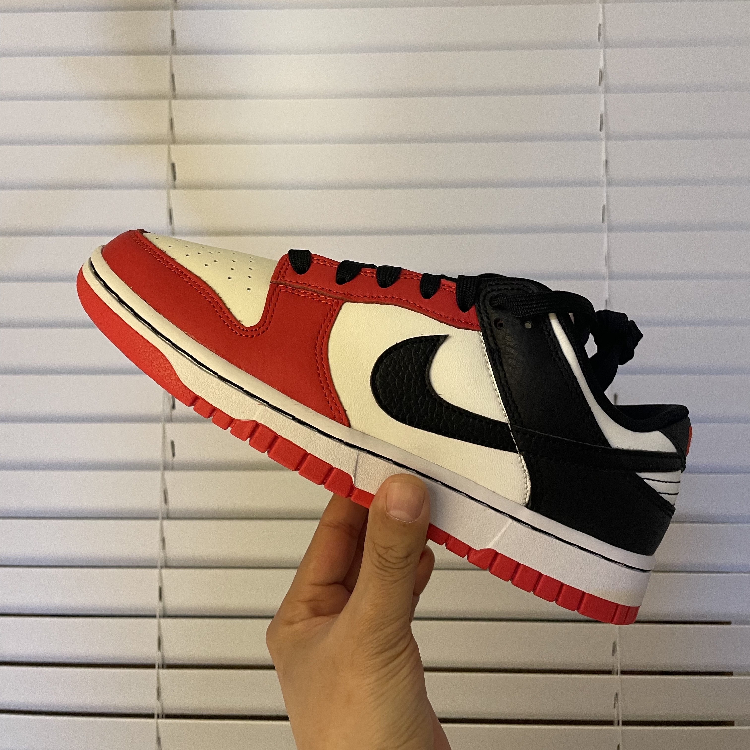 Nike x NBA Dunk Low Retro EMB Black and Chile Red 착용 스타일 - 1