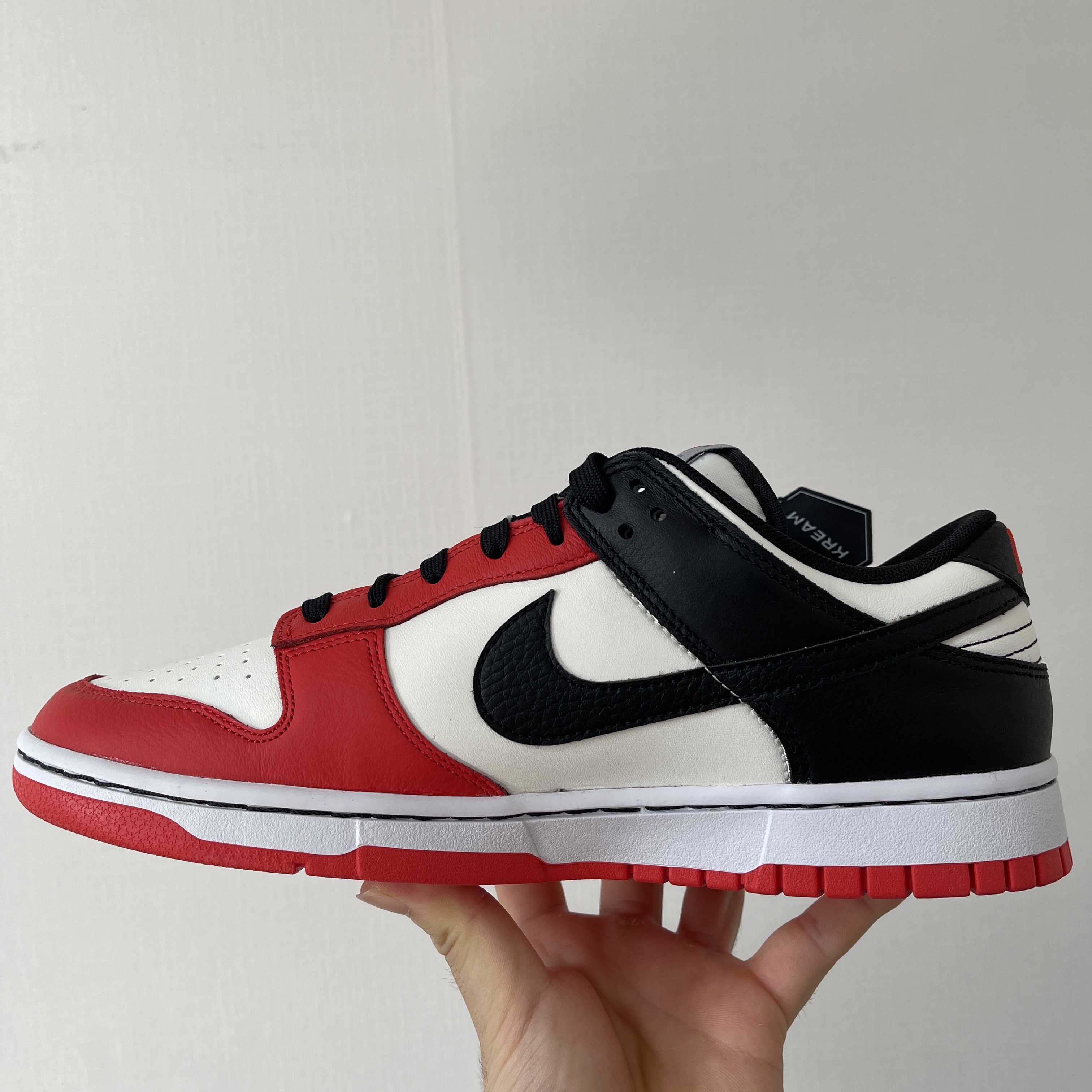 Nike x NBA Dunk Low Retro EMB Black and Chile Red 착용 스타일 - 1