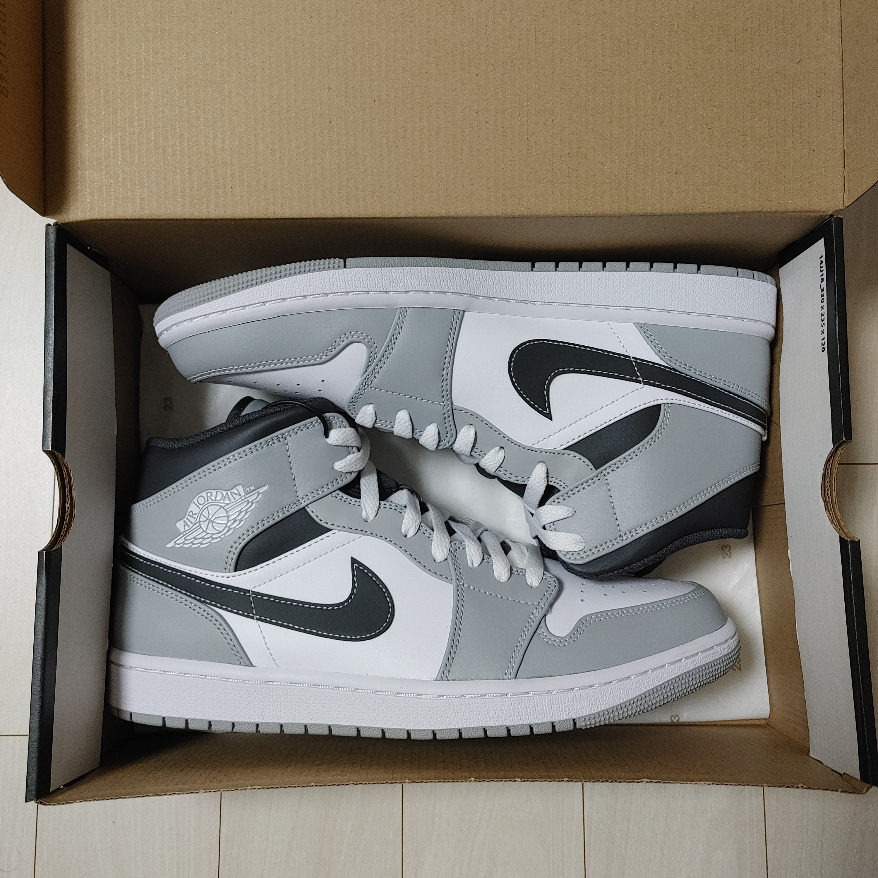 Jordan 1 Mid Light Smoke Grey Anthracite 착용 스타일 - 1