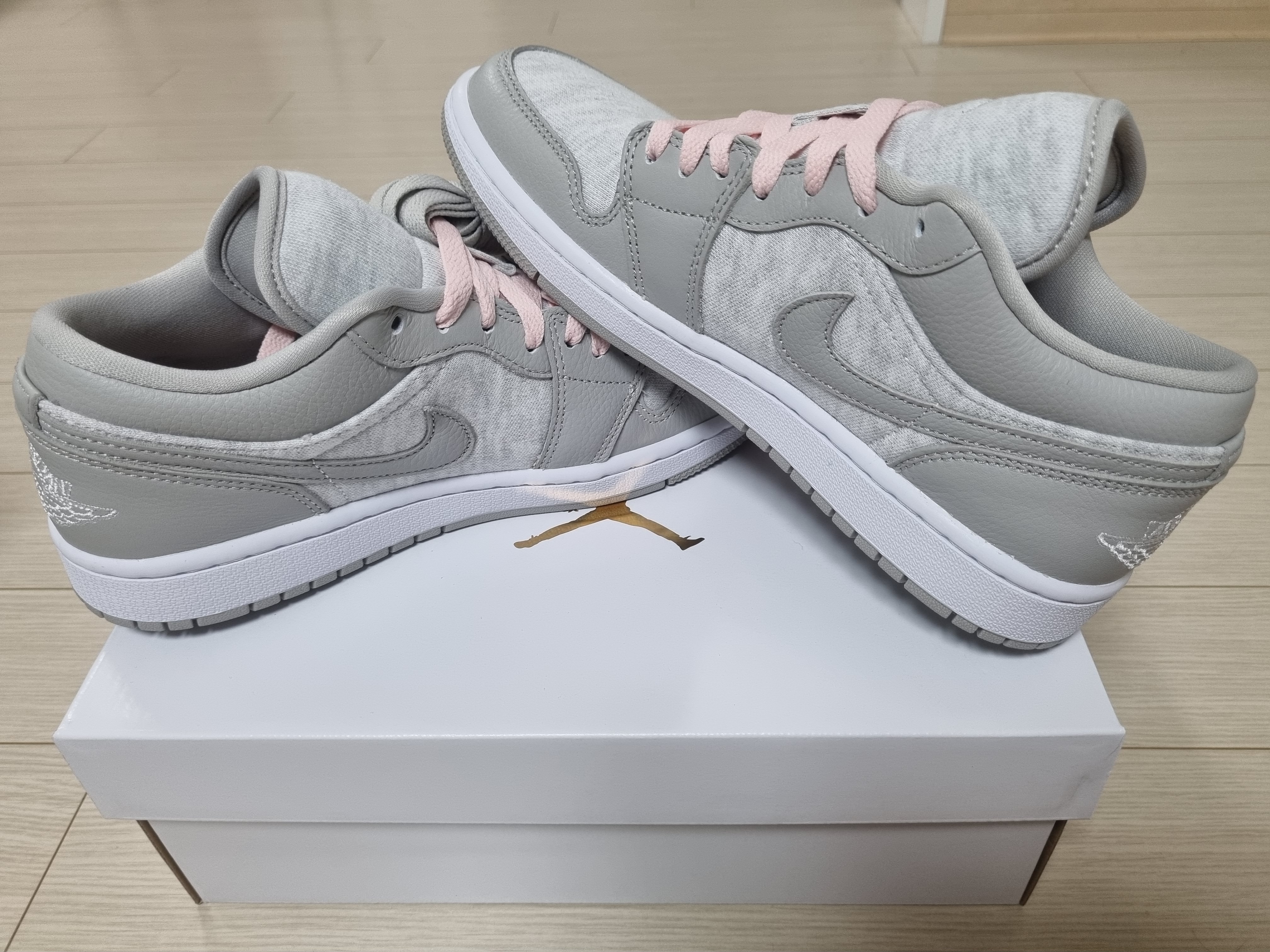 (W) Jordan 1 Mid SE Light Iron Ore, (W) Jordan 1 Low SE Light Iron Ore Atmosphere 착용 스타일 - 2