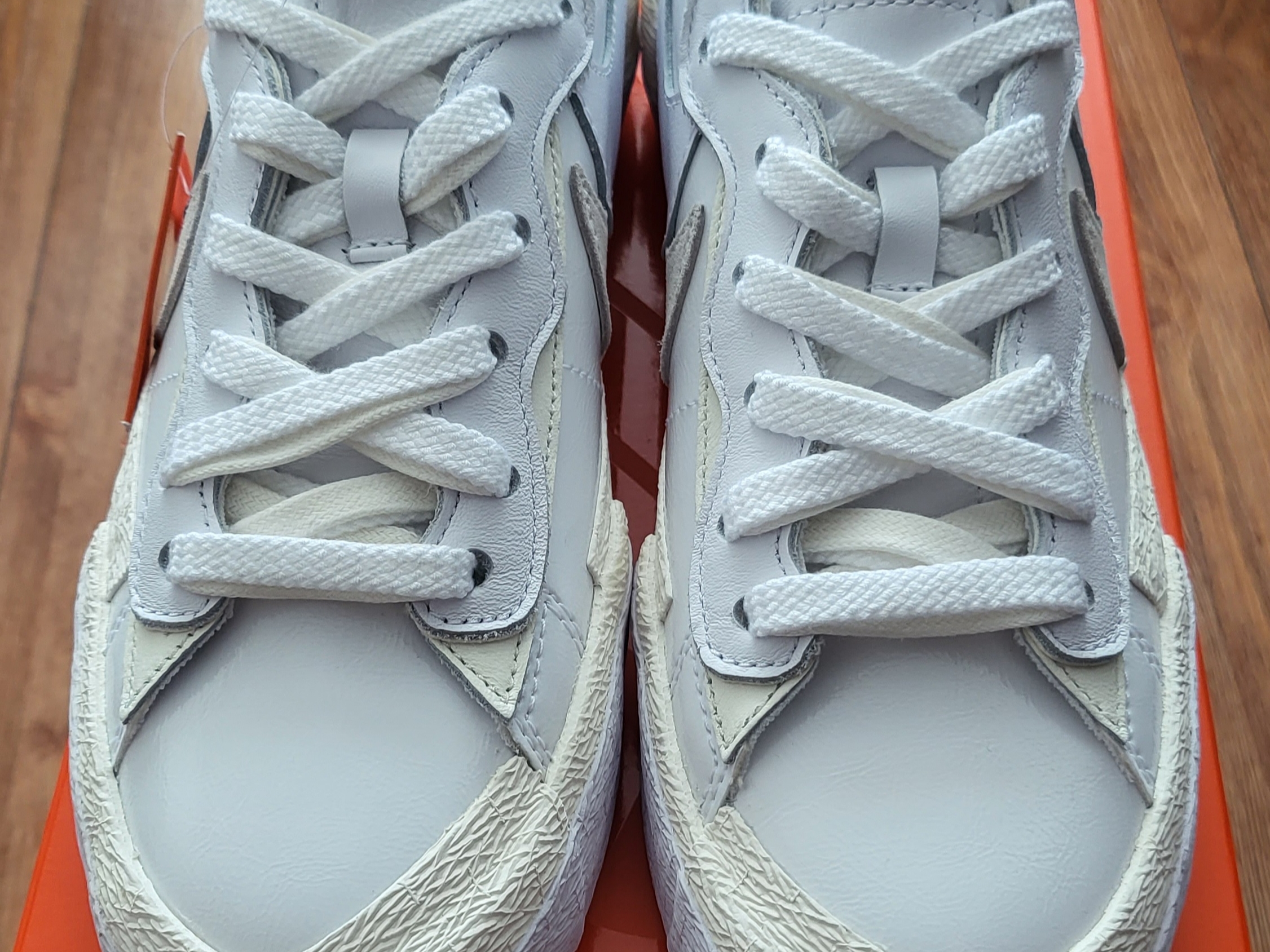 Nike x Sacai Blazer Low White Patent Leather 착용 스타일 - 1