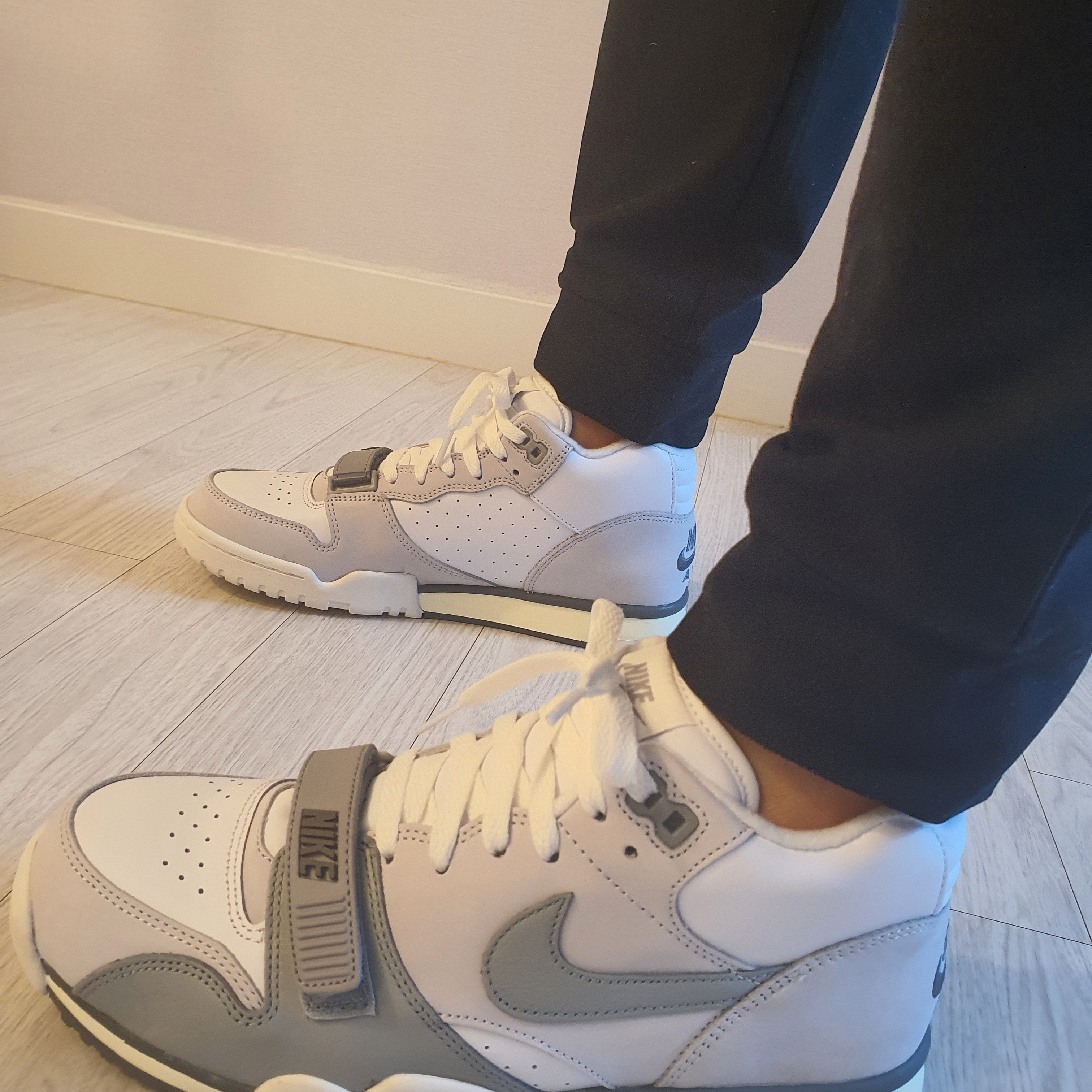 Nike Air Trainer 1 Photon Dust and Light Smoke 착용 스타일 - 2