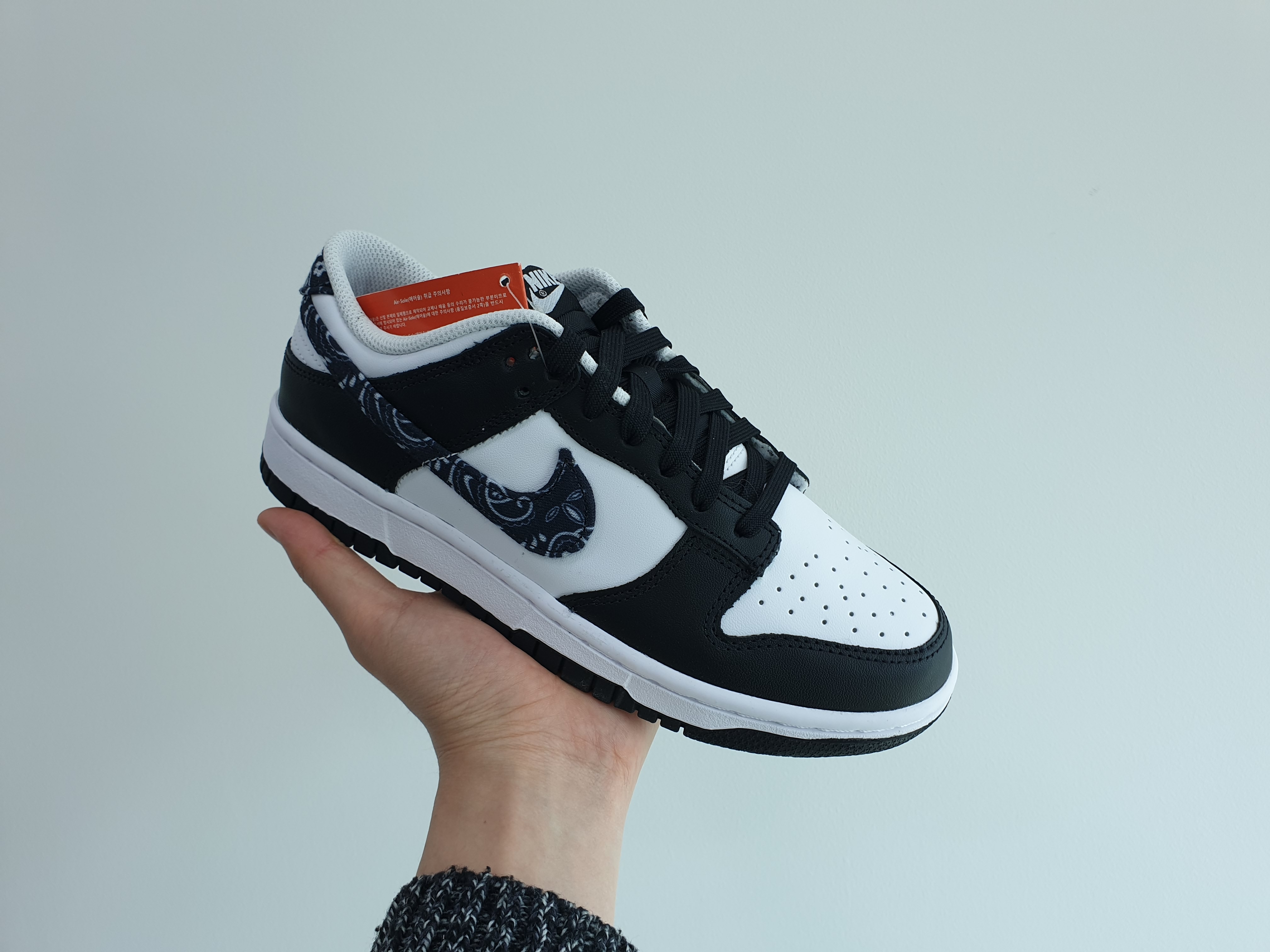 (W) Nike Dunk Low Essential Black Paisley 착용 스타일