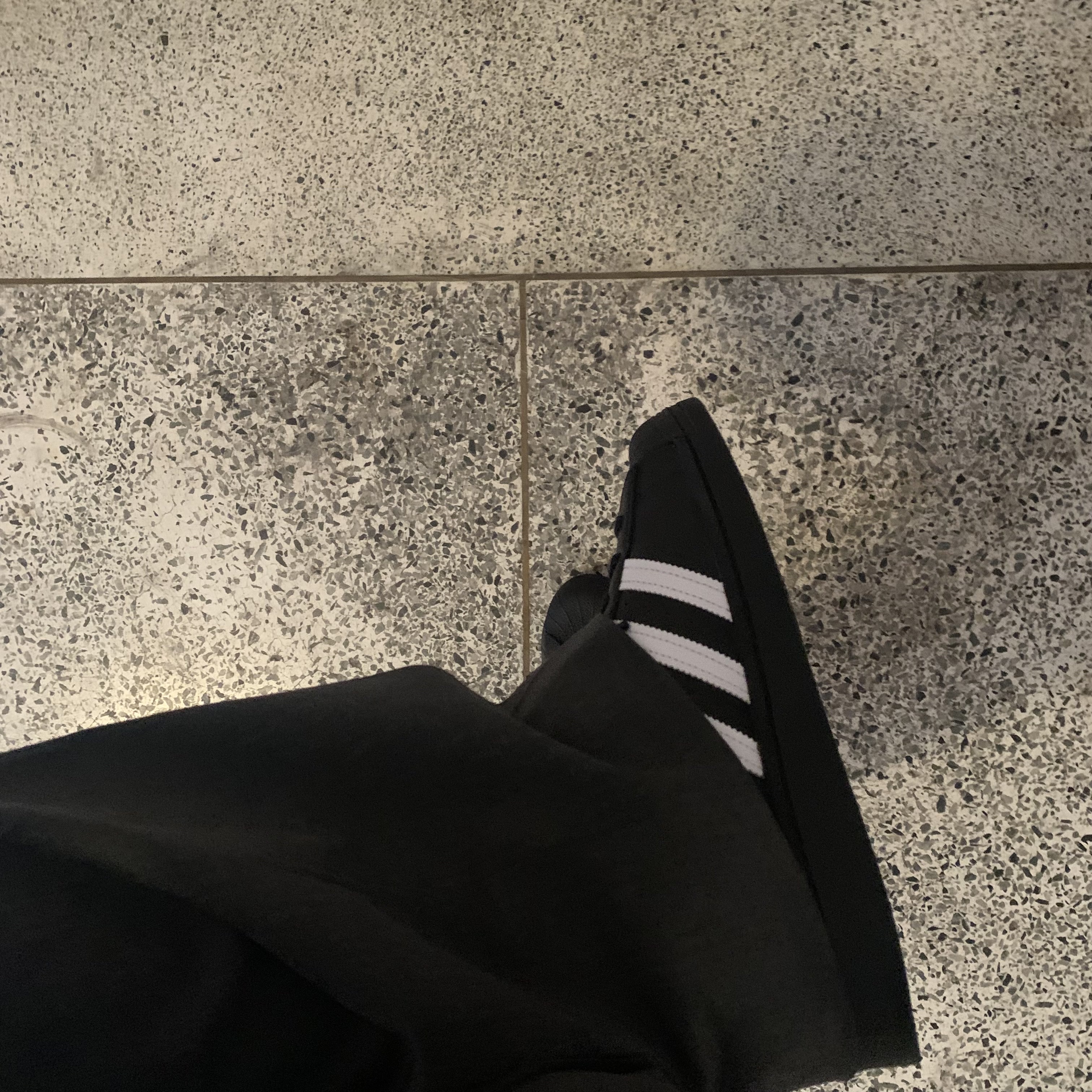 Adidas Superstar Core Black White 착용 스타일