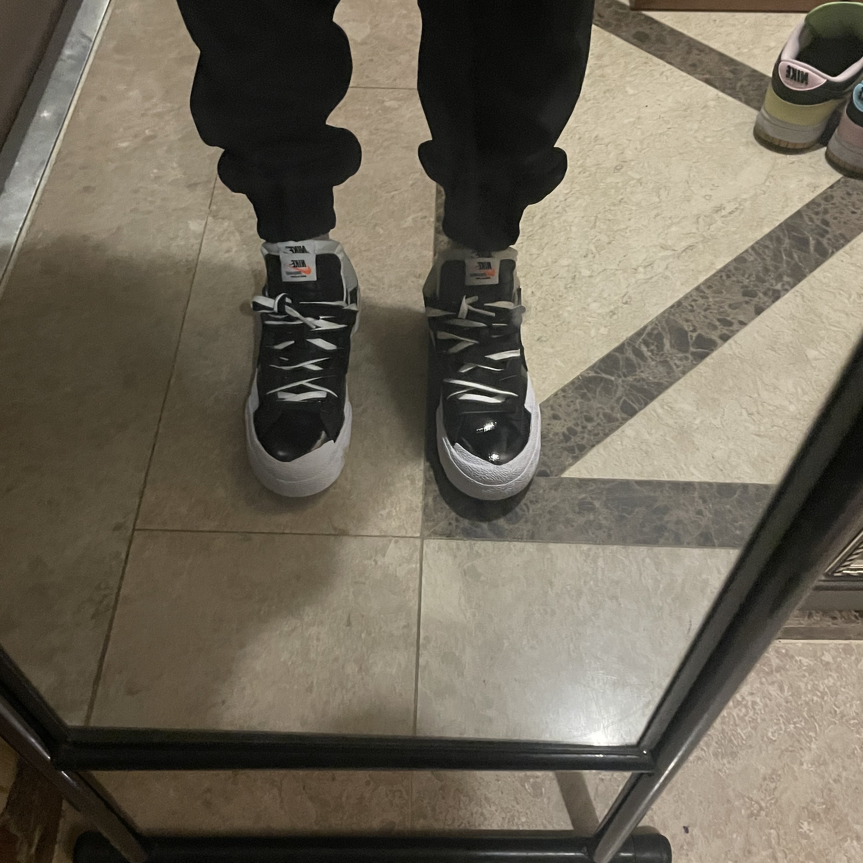 Nike x Sacai Blazer Low Black Patent Leather 착용 스타일 - 3