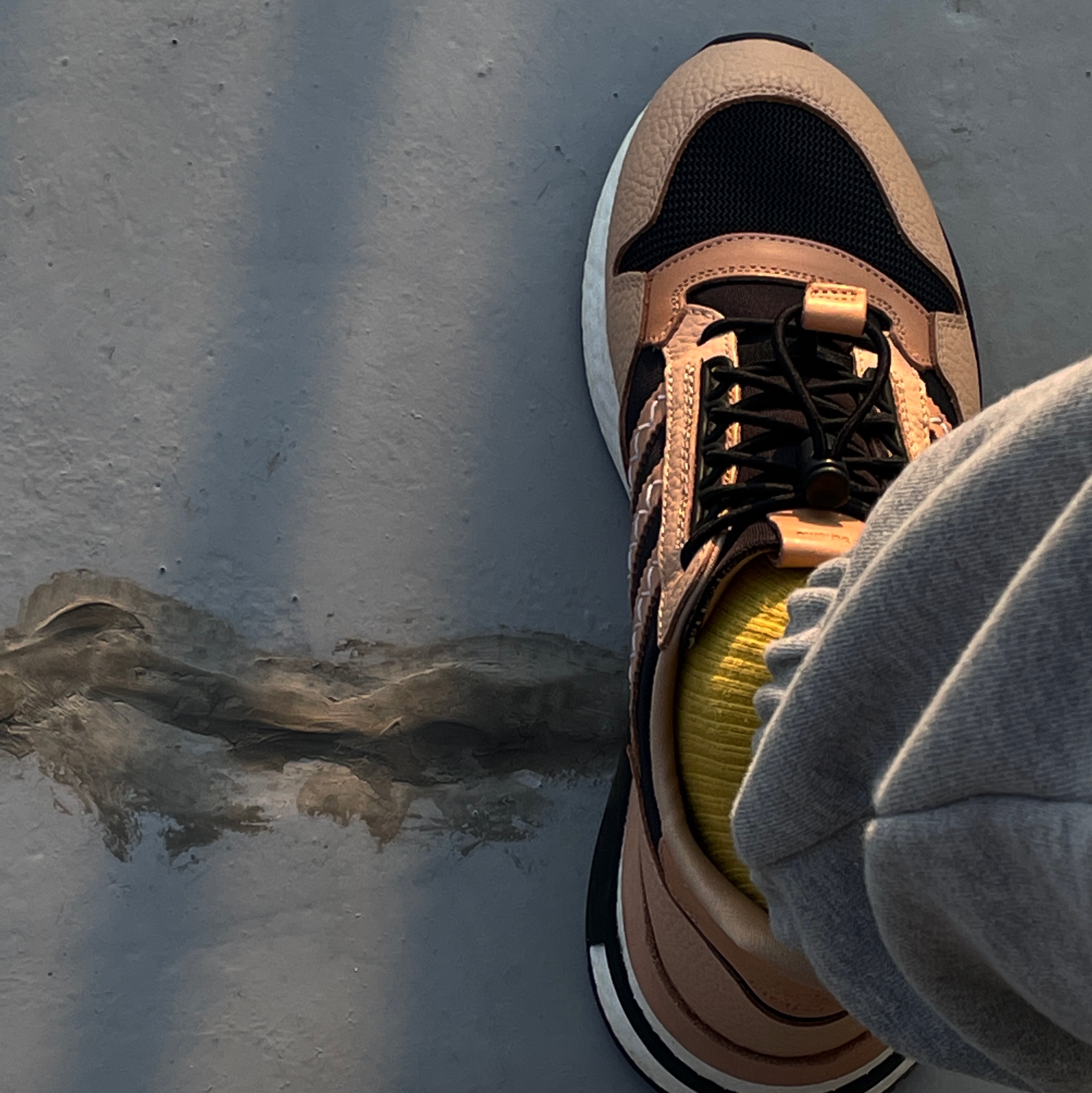 Adidas x Hender Scheme ZX500 RM Tan Black 착용 스타일
