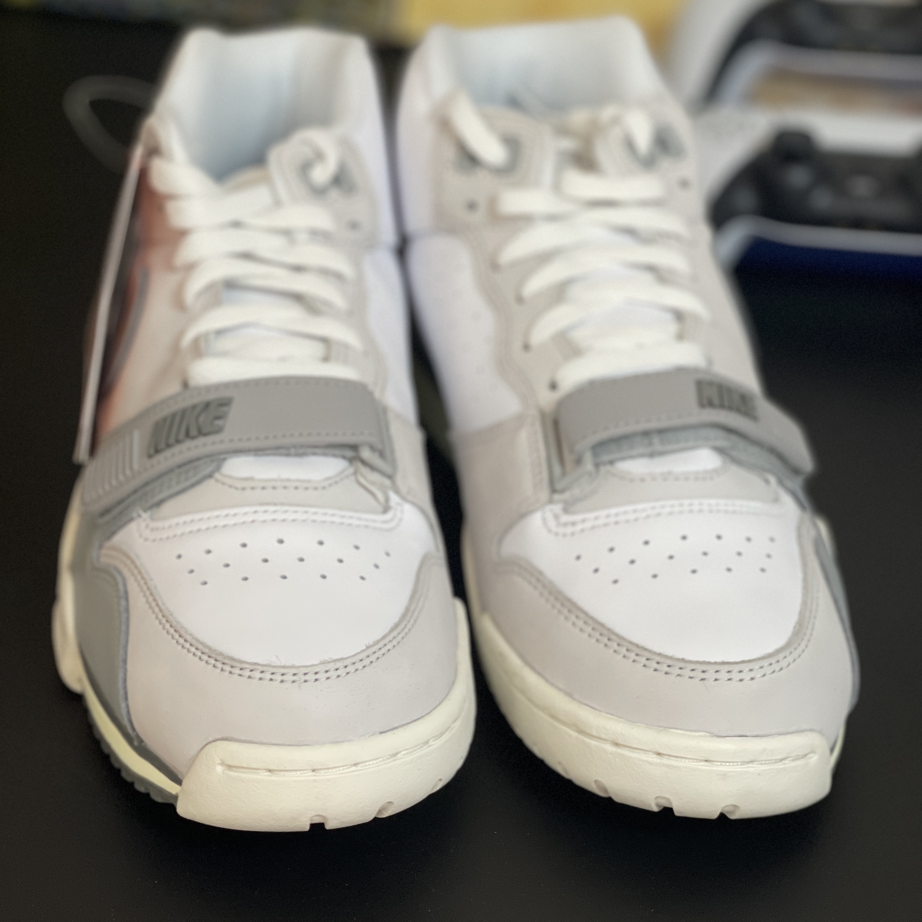 Nike Air Trainer 1 Photon Dust and Light Smoke, (W) Jordan 1 Zoom Air CMFT Gym Red Black 착용 스타일 - 2