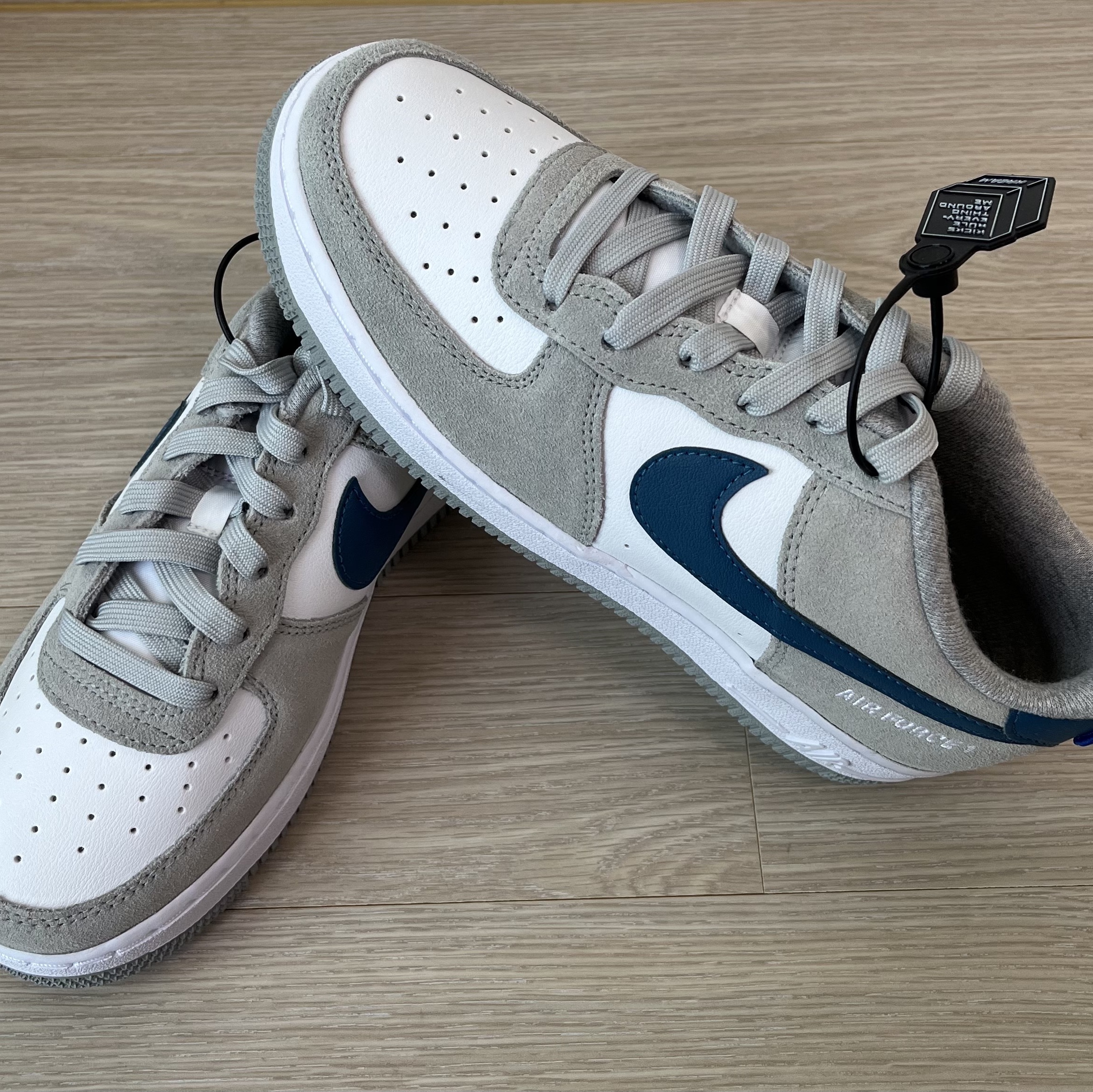 (GS) Nike Air Force 1 LV8 Athletic Club Light Smoke Grey Marina 착용 스타일