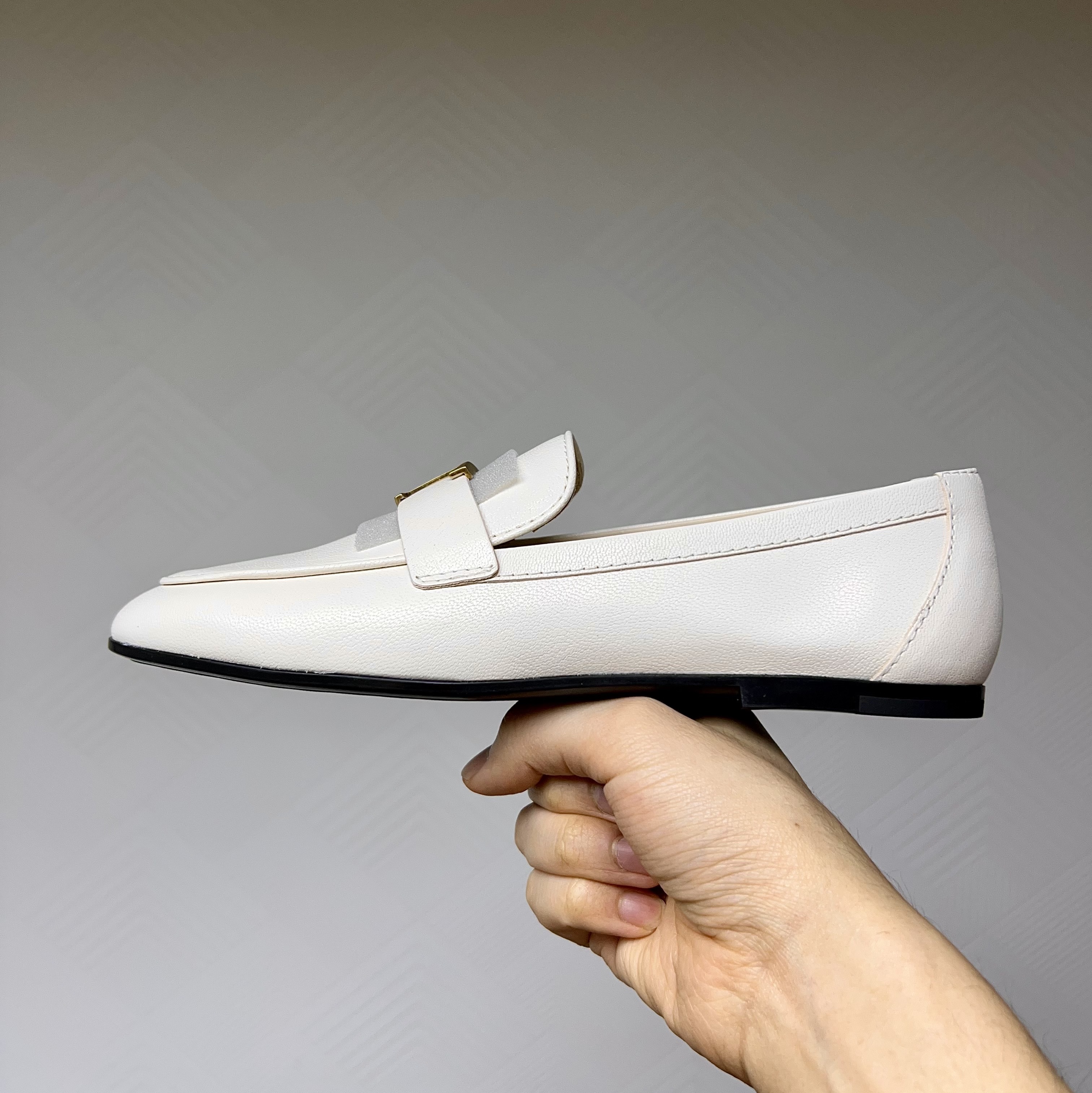 (W) Tod's T Timeless Leather Loafers White 착용 스타일 - 1
