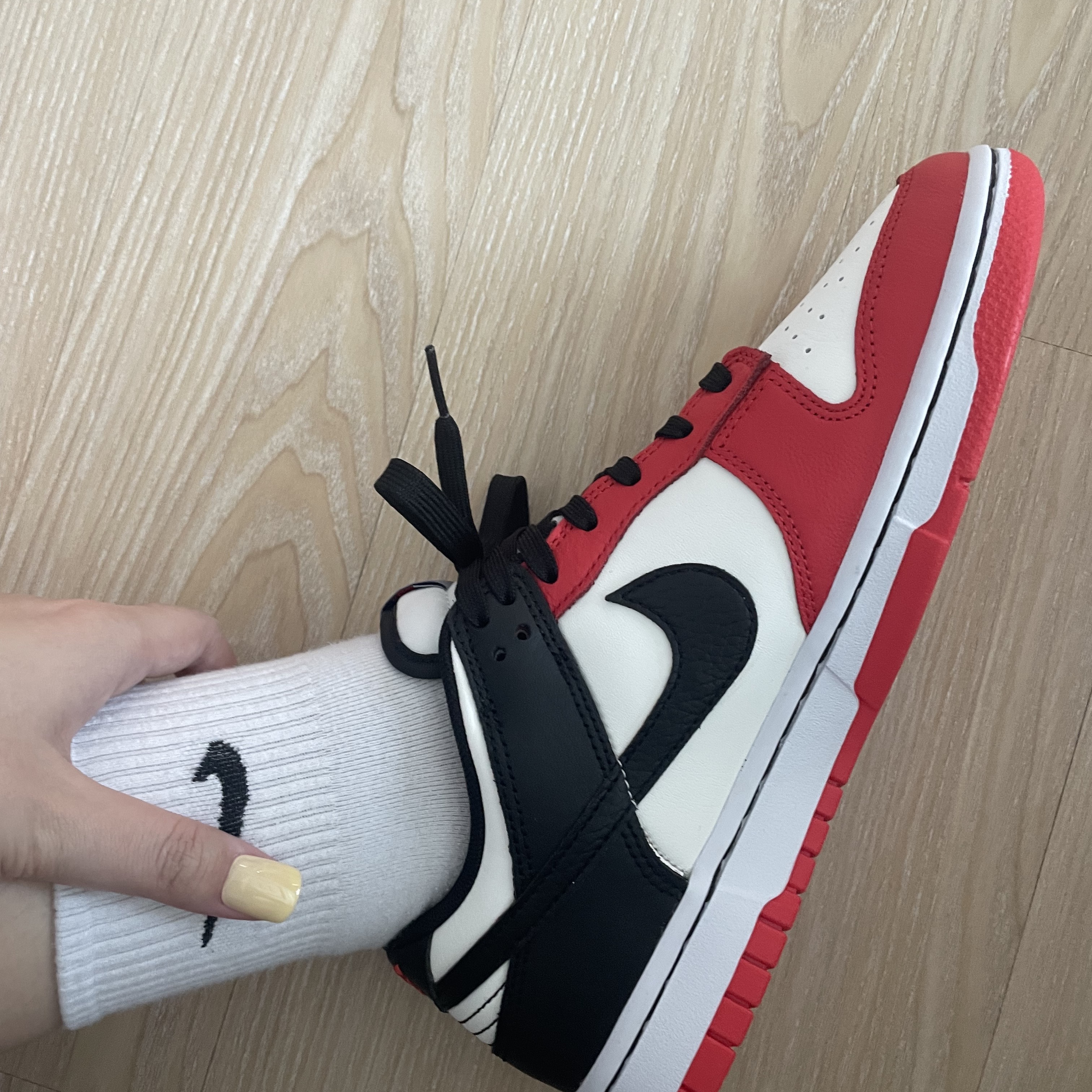 Nike x NBA Dunk Low Retro EMB Black and Chile Red 착용 스타일 - 2