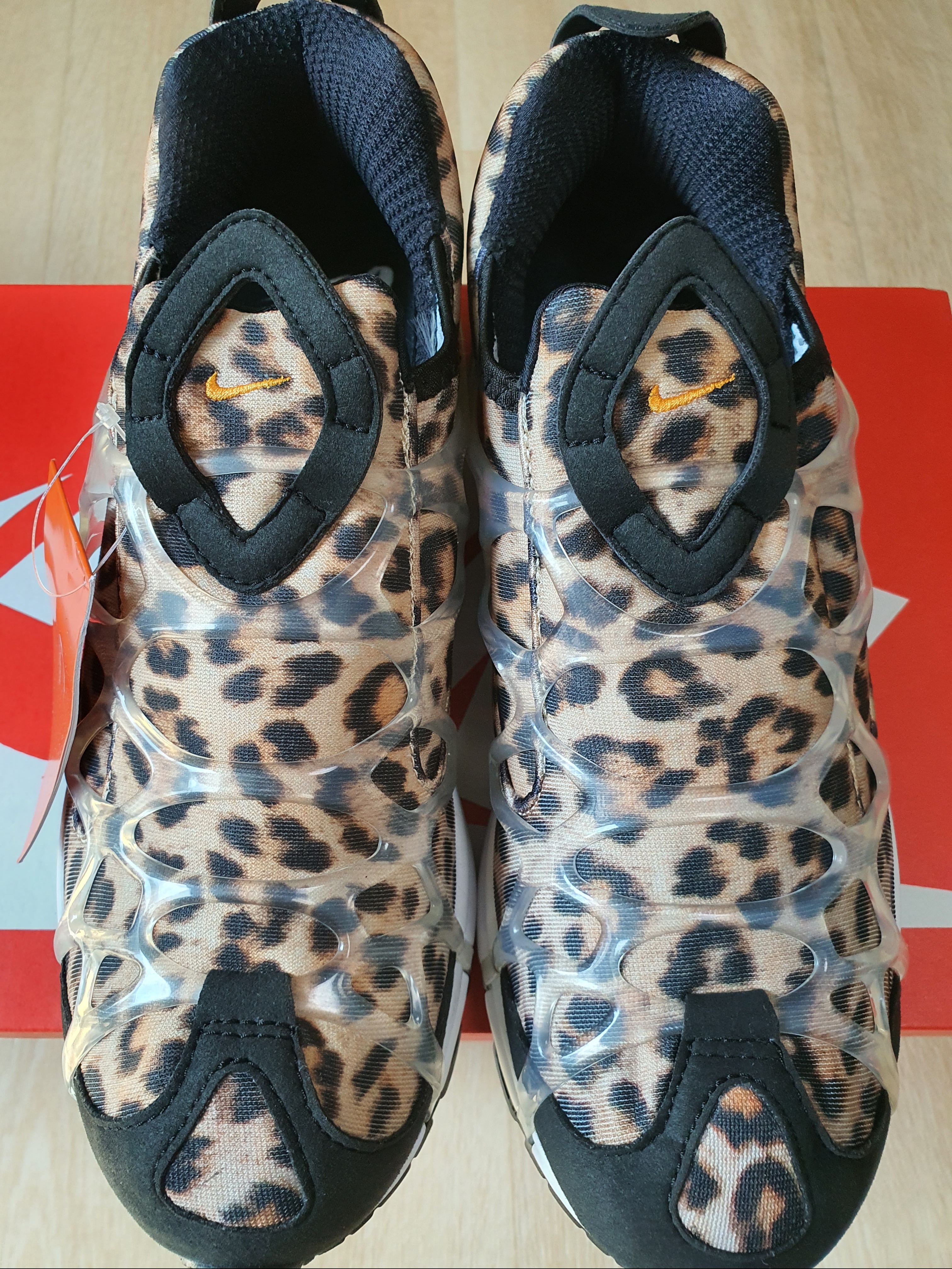 Nike Air Kukini SE Kumquat and Action Red 착용 스타일 - 1