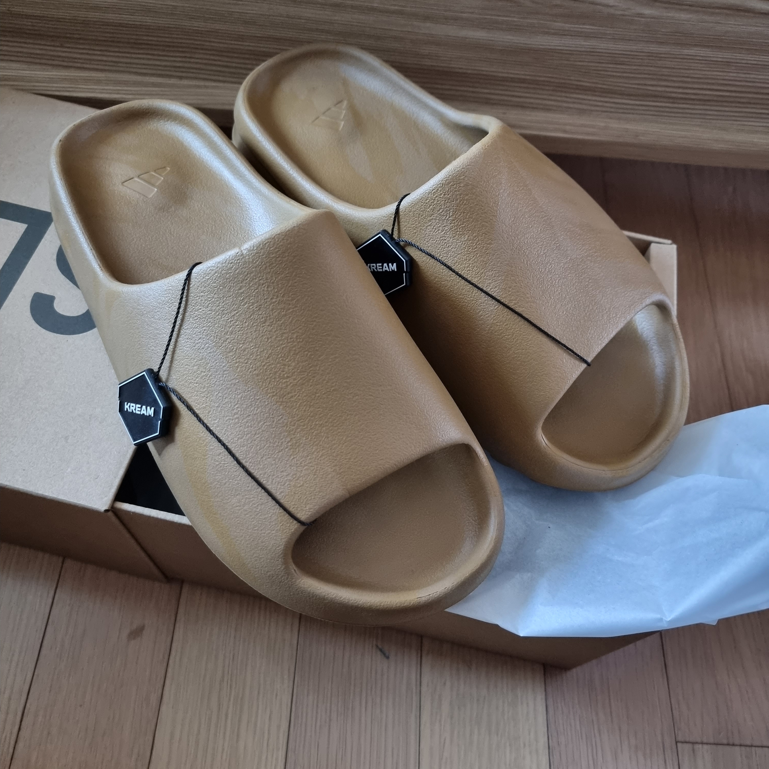 Adidas Yeezy Slide Ochre, Adidas Yeezy Slide Pure 착용 스타일 - 2