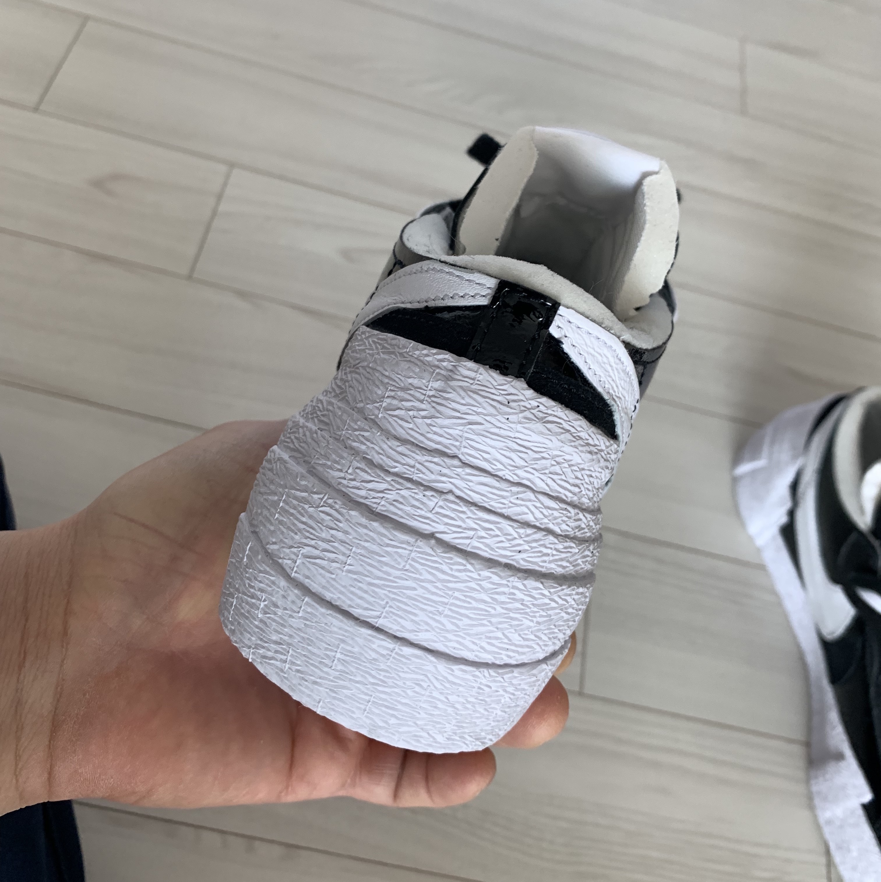 Nike x Sacai Blazer Low Black Patent Leather 착용 스타일 - 5