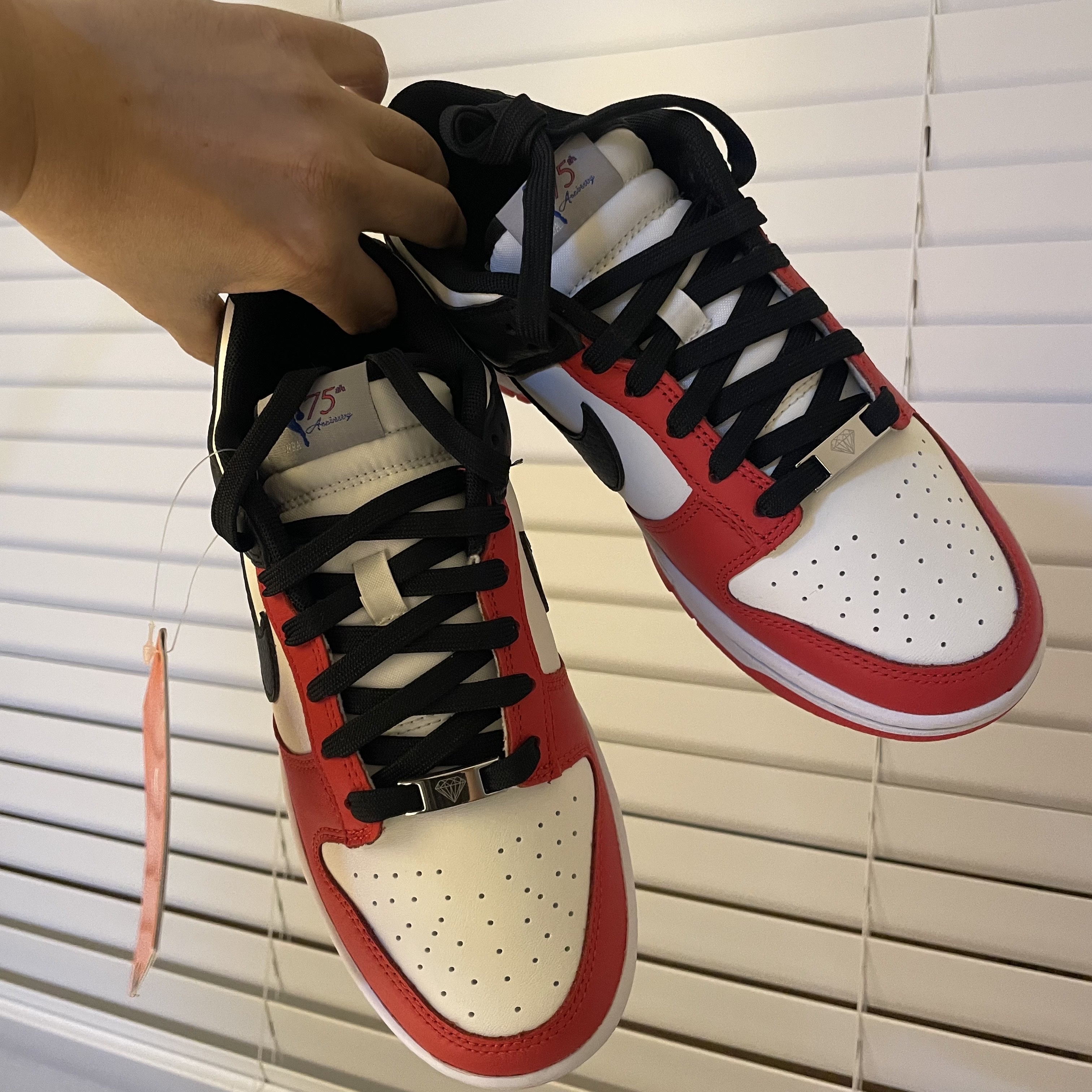 Nike x NBA Dunk Low Retro EMB Black and Chile Red 착용 스타일 - 3