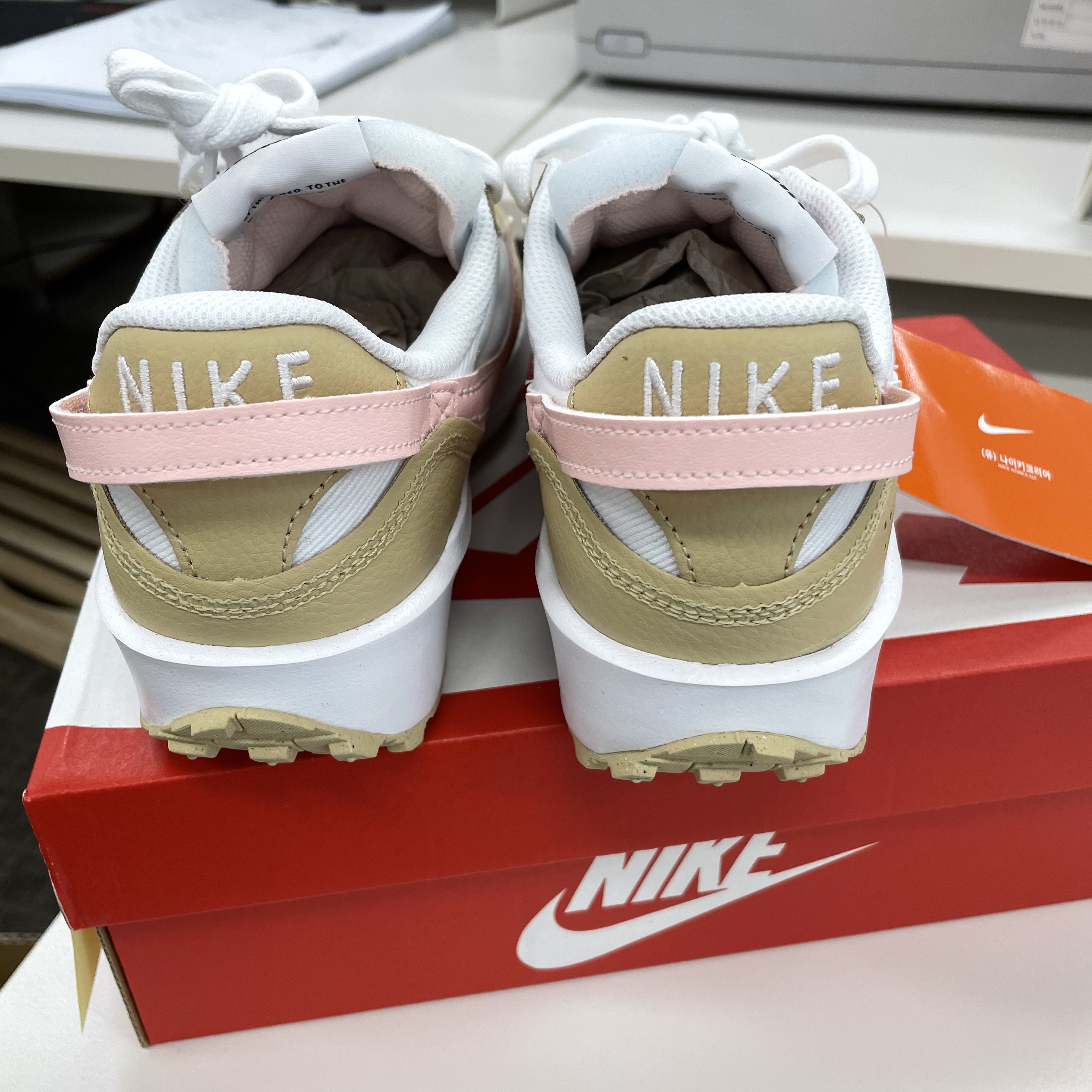 Nike Waffle Debut White Sesame 착용 스타일 - 4
