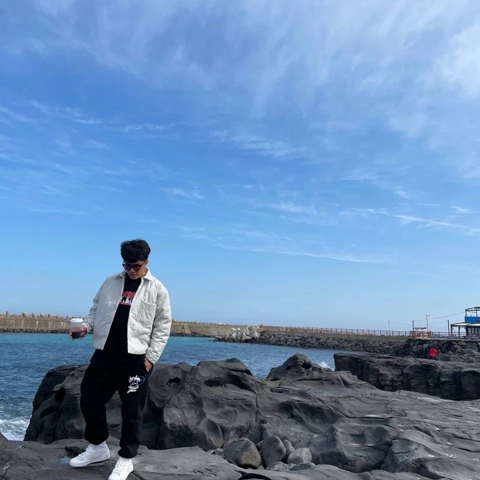 Nike x Sacai Blazer Low White Patent Leather, Jordan x Fragment Woven Pants Black - Asia 착용 스타일