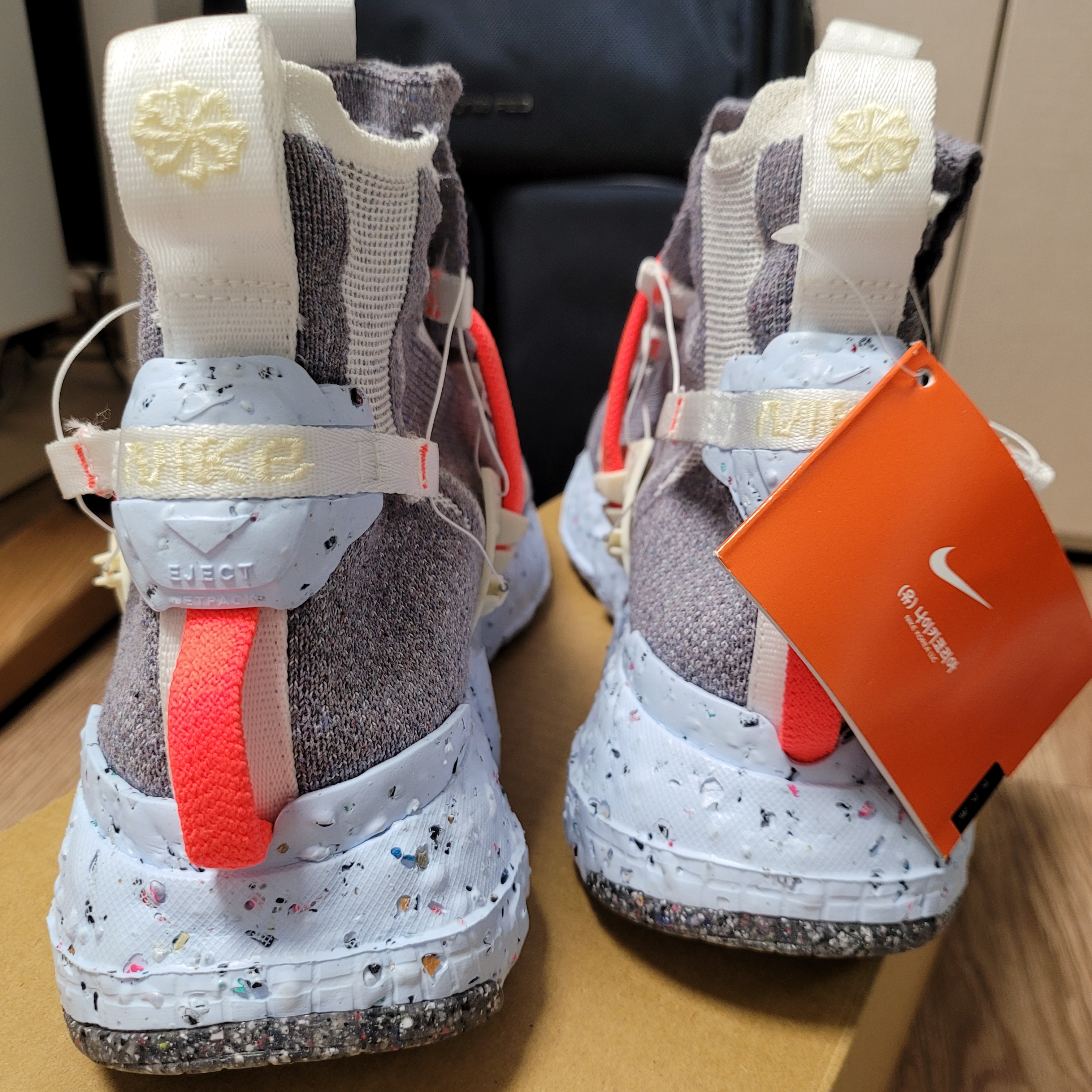 Nike Space Hippie 03 Vast Grey Hyper Crimson 착용 스타일 - 4