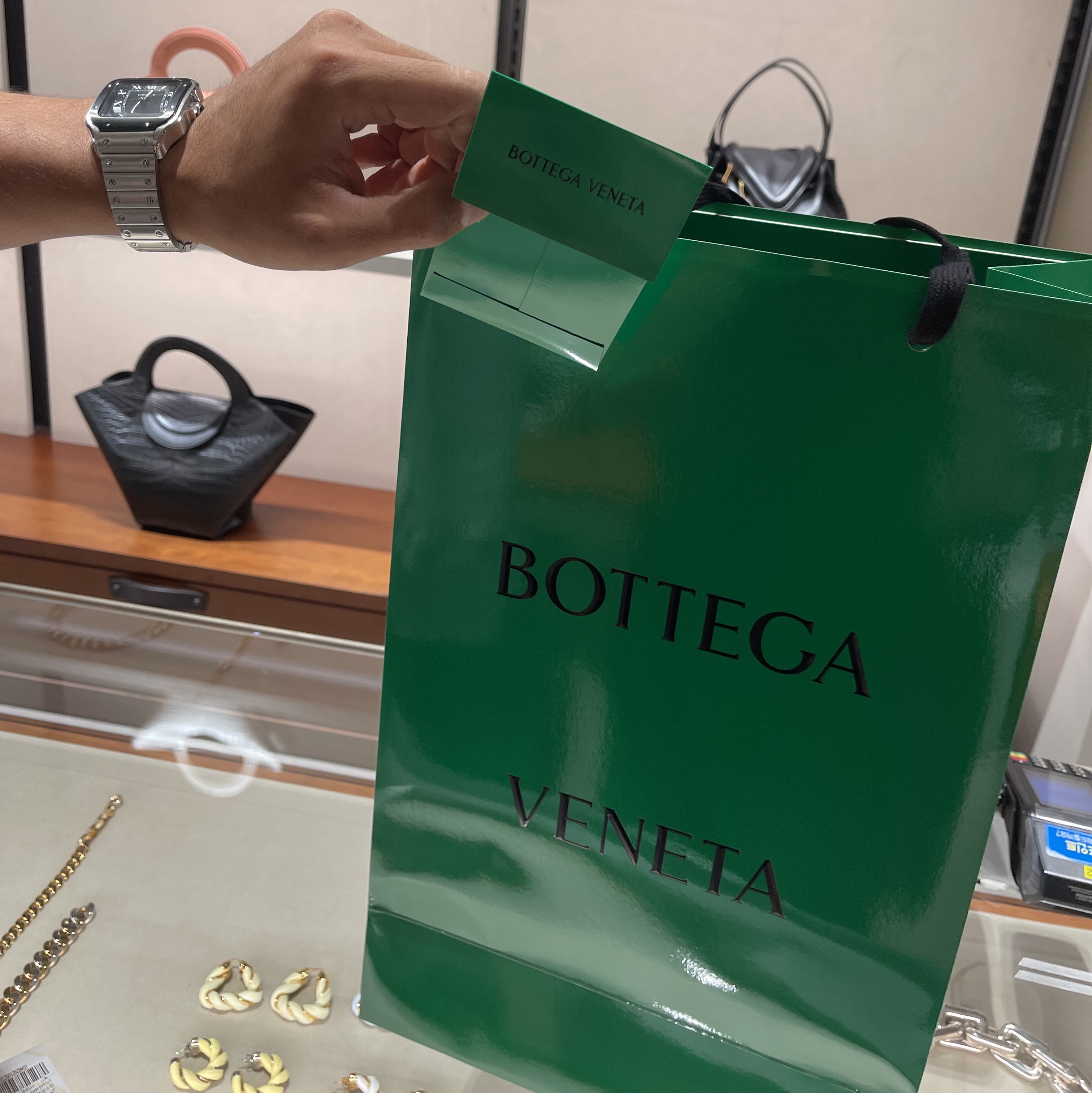 Bottega Veneta Lambskin Leather Cassette Black 착용 스타일 - 2
