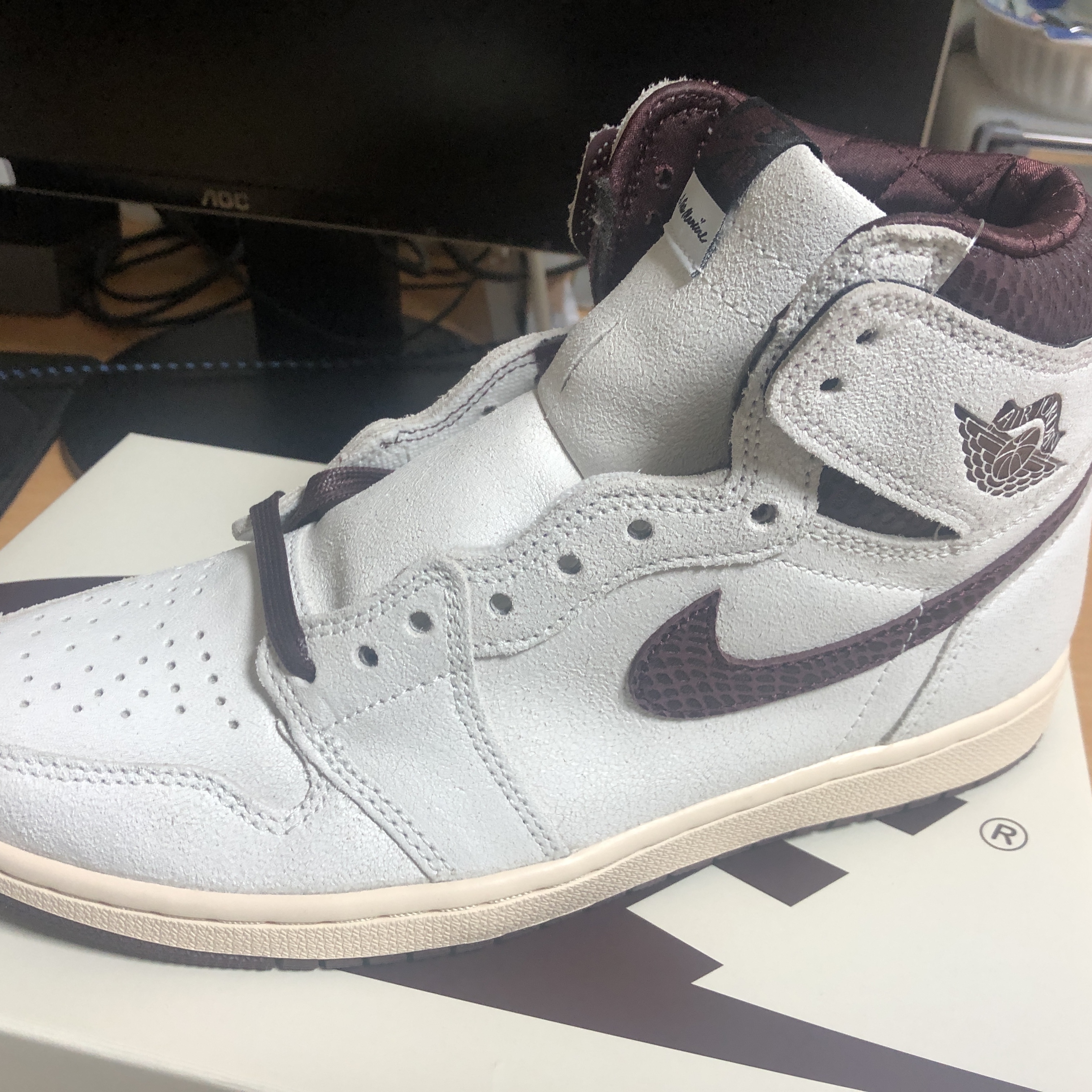 Jordan 1 x A Ma Maniere Retro High OG SP Sail and Burgundy 착용 스타일 - 3