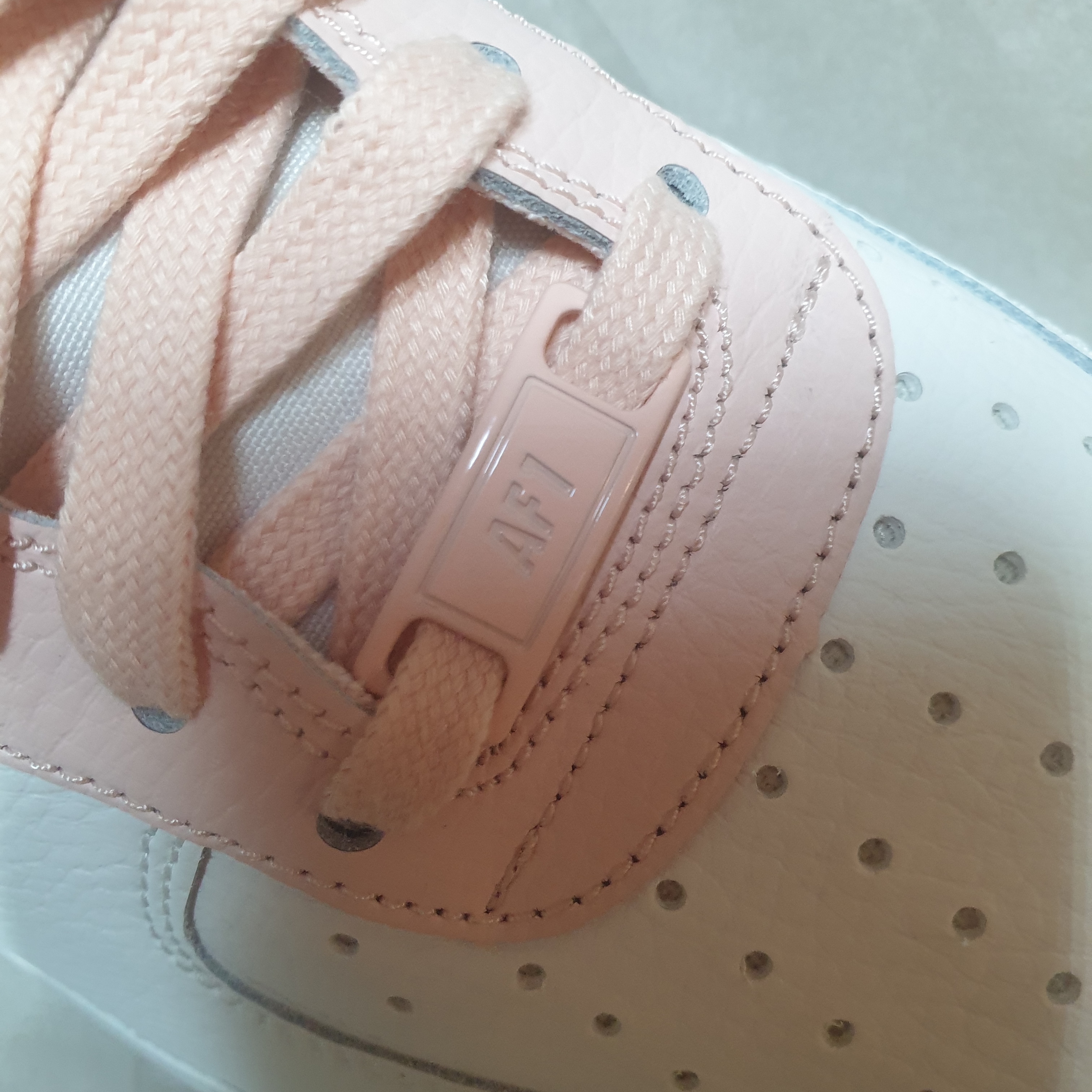 (W) Nike Air Force 1 '07 Low Pale Coral 착용 스타일 - 2