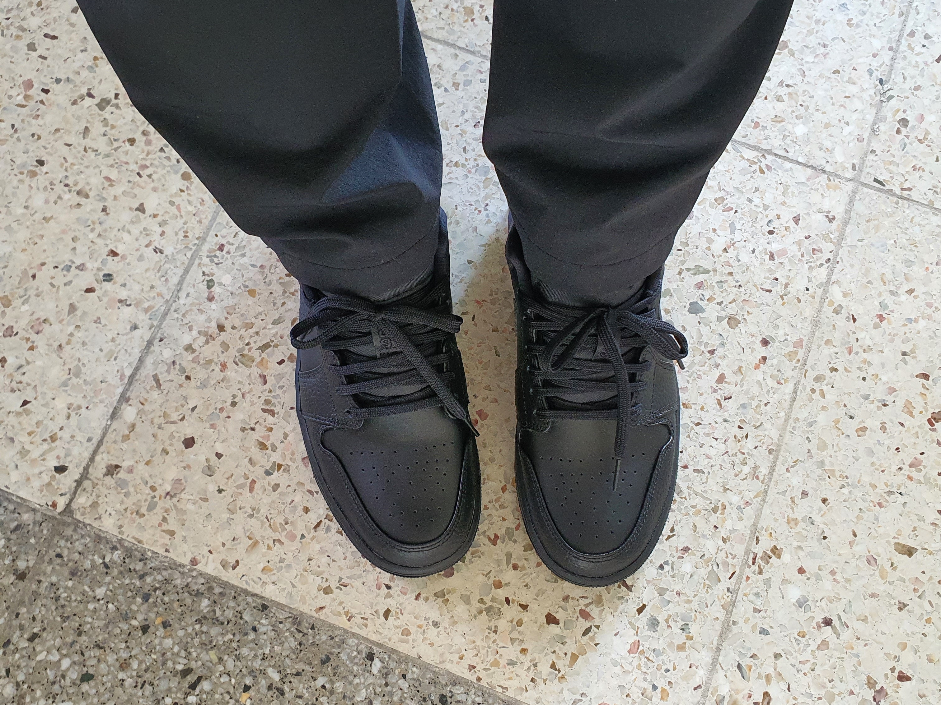 Jordan 1 Low Triple Black 착용 스타일 - 1