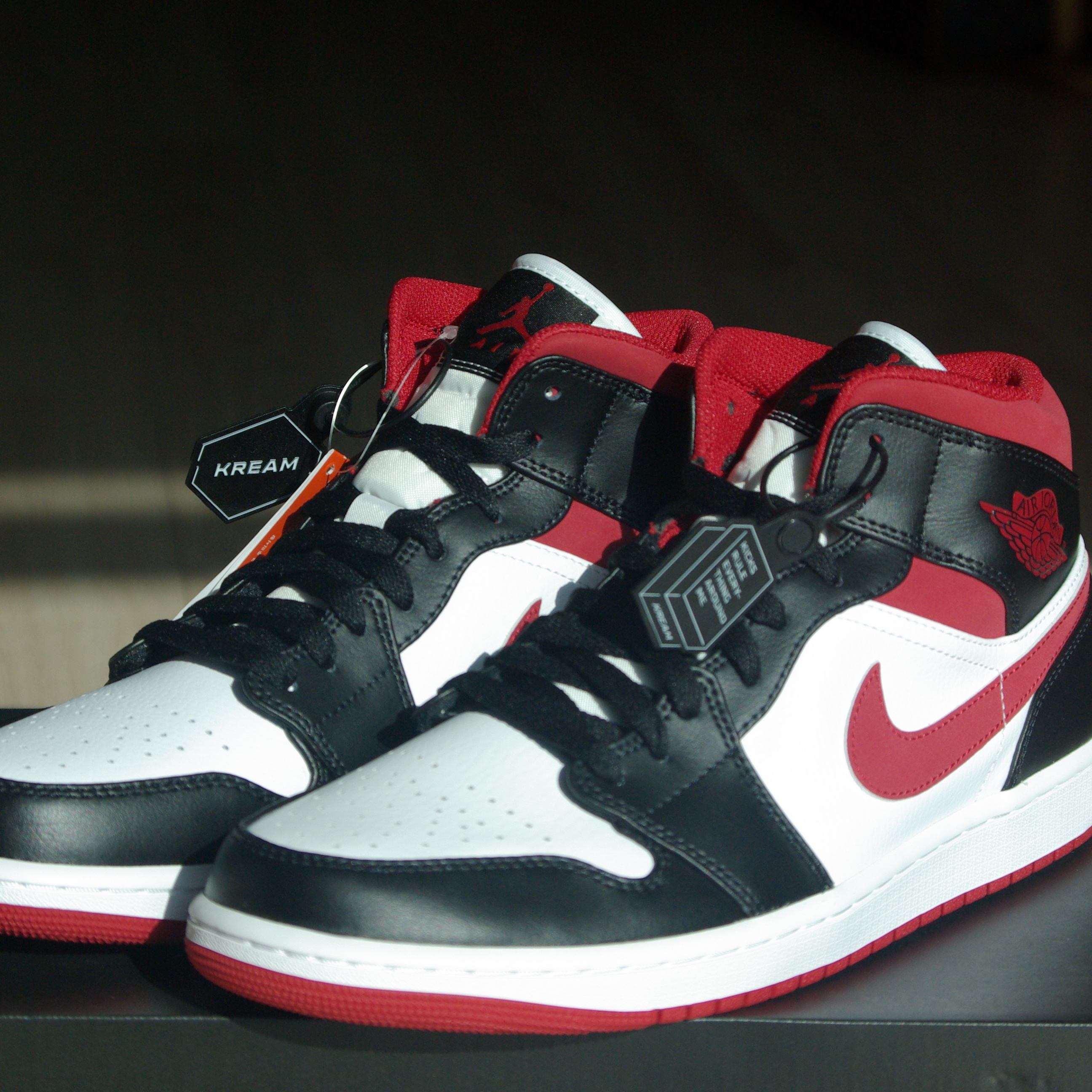 Jordan 1 Mid Gym Red Black White 착용 스타일 - 1