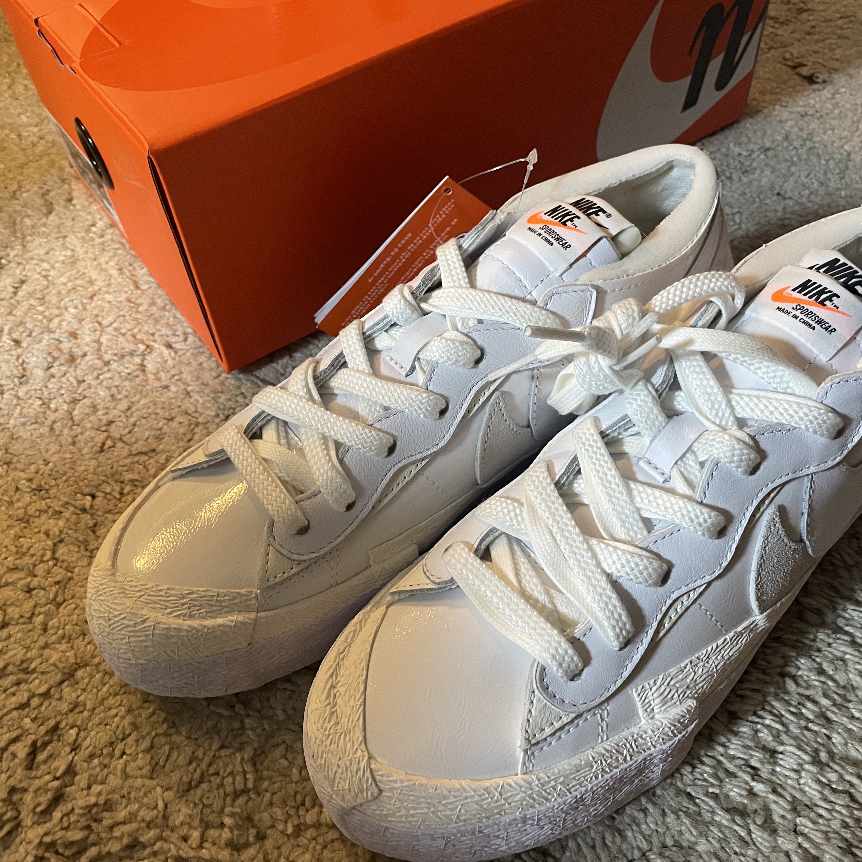 Nike x Sacai Blazer Low White Patent Leather 착용 스타일 - 1