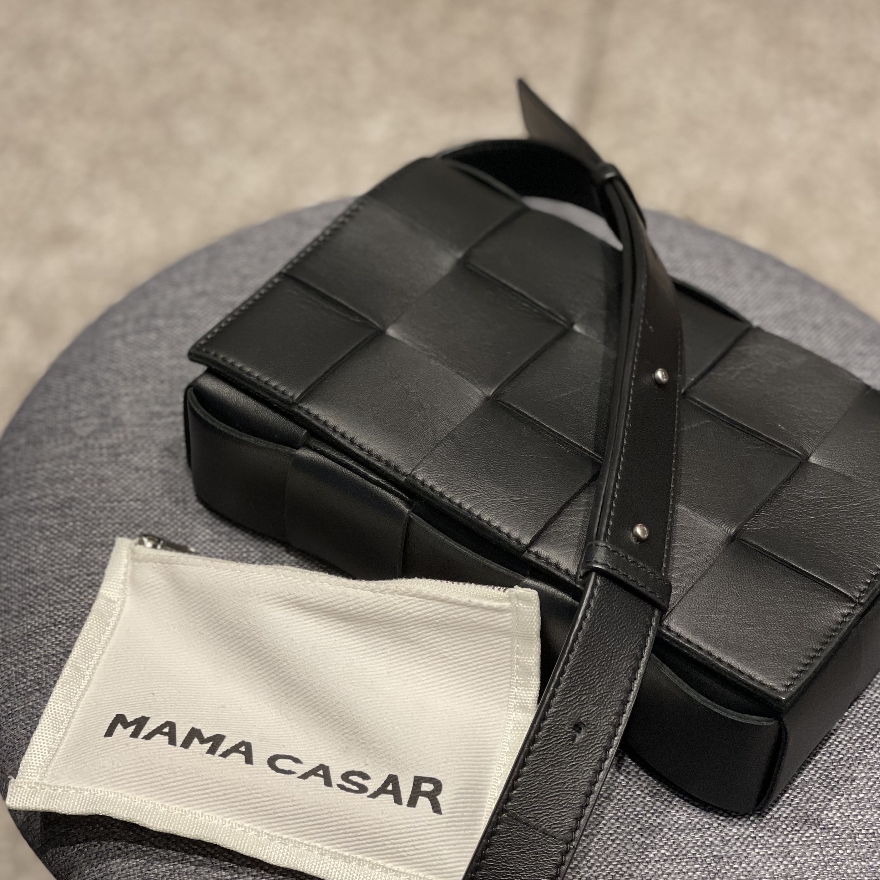 Bottega Veneta Lambskin Leather Cassette Black 착용 스타일 - 5