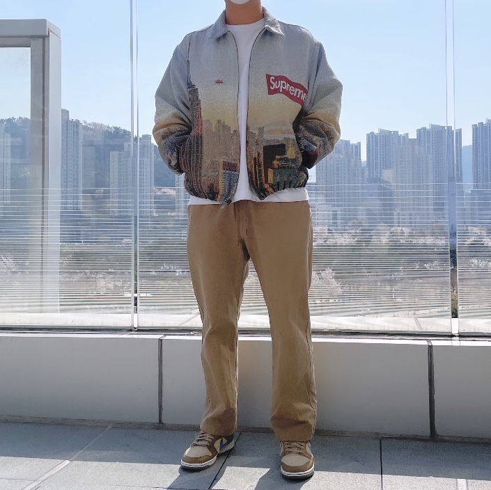 Supreme Aerial Tapestry Harrington Jacket - 20FW, Nike x Size? Dunk Low Dark Driftwood Photo Blue 착용 스타일 - 1