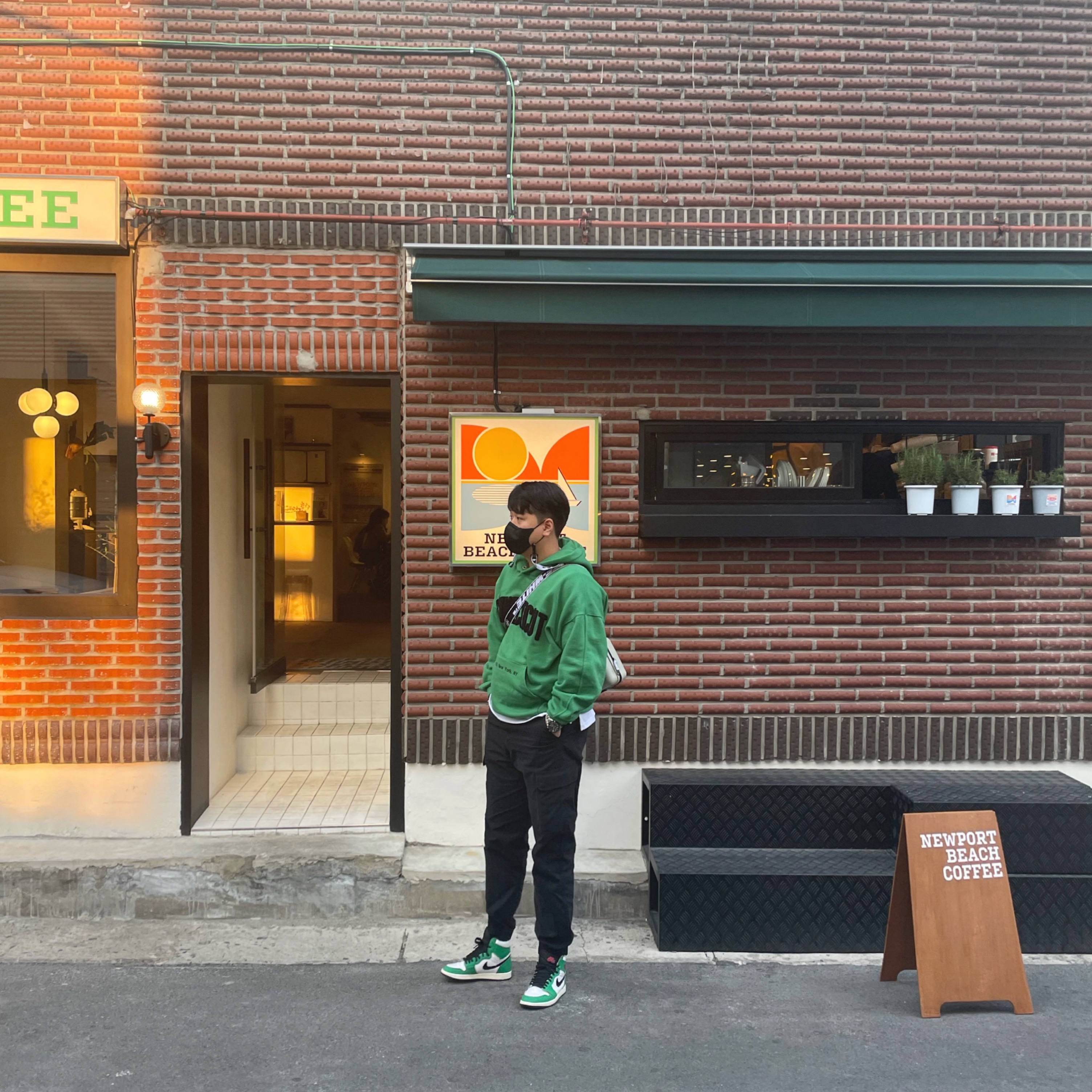 (W) Jordan 1 Retro High OG Lucky Green, Off-White x Amore Pacific Protection Box (Without Cosmetics) 착용 스타일