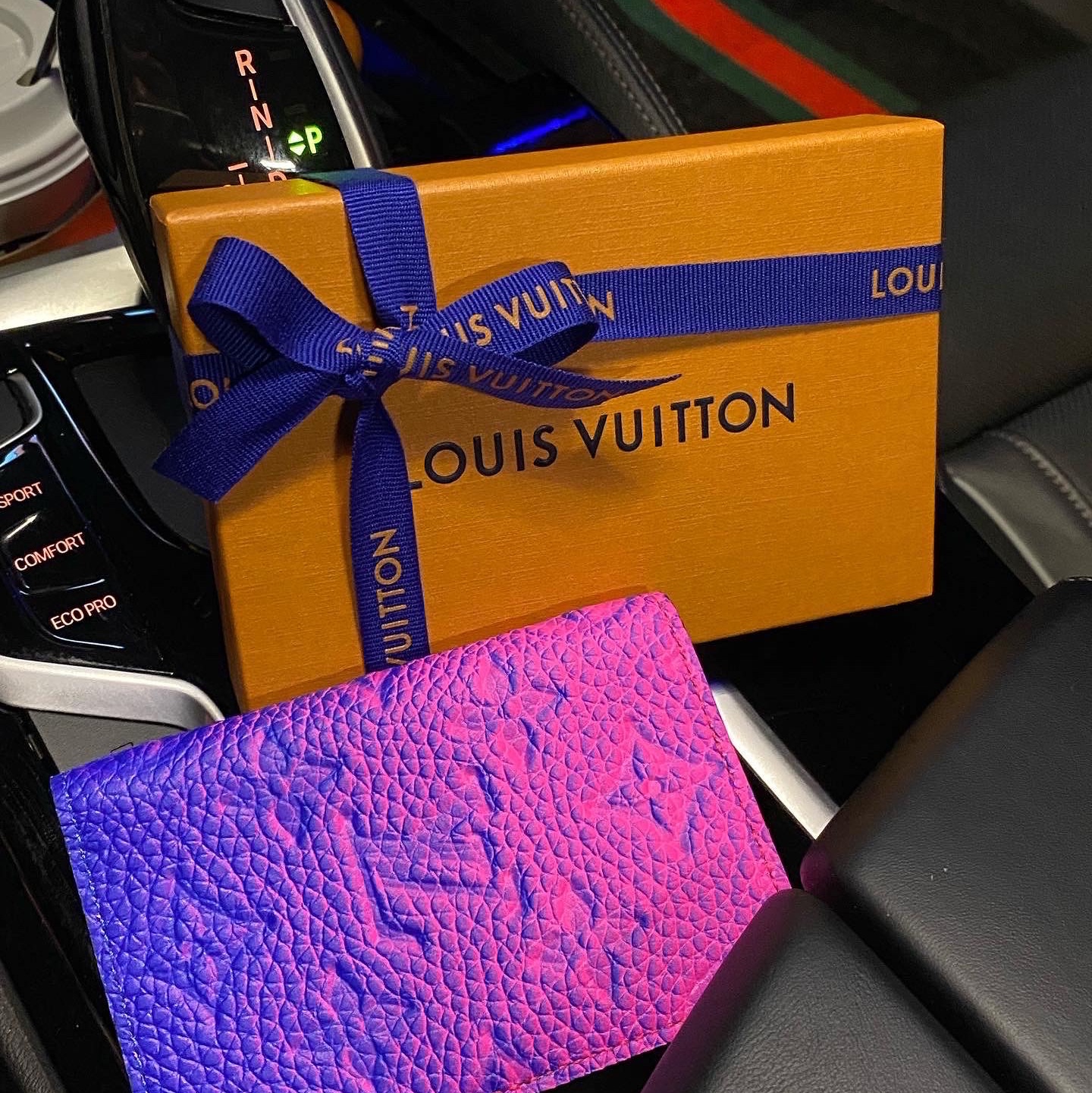Louis Vuitton Pocket Organizer Taurillon Monogram Blue Green, Louis Vuitton Pocket Organizer Taurillon Monogram Bleu Rose 착용 스타일 - 3
