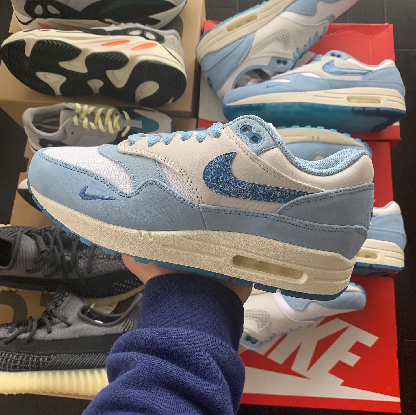 Adidas Yeezy Boost 700 Wave Runner Solid Grey 2021/2022, Nike Air Max 1 Premium Blueprint 착용 스타일 - 2