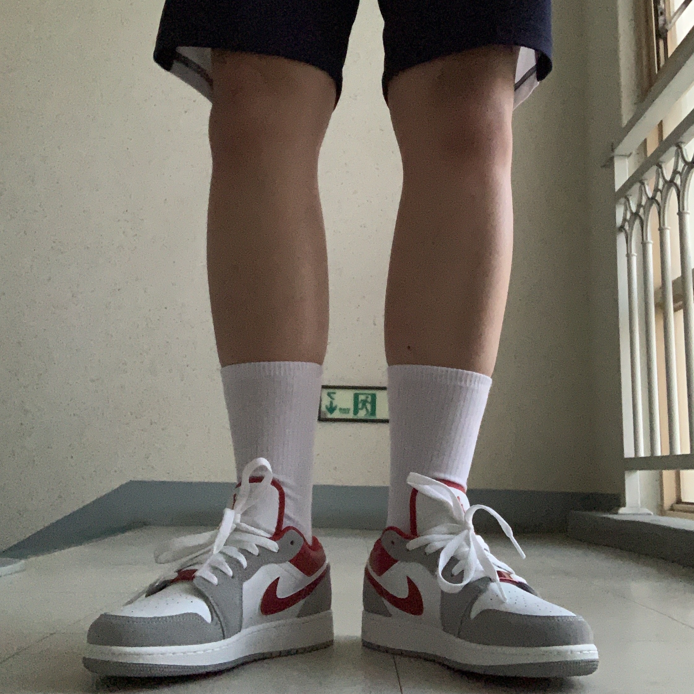 (GS) Jordan 1 Low SE Light Smoke Grey Gym Red 착용 스타일