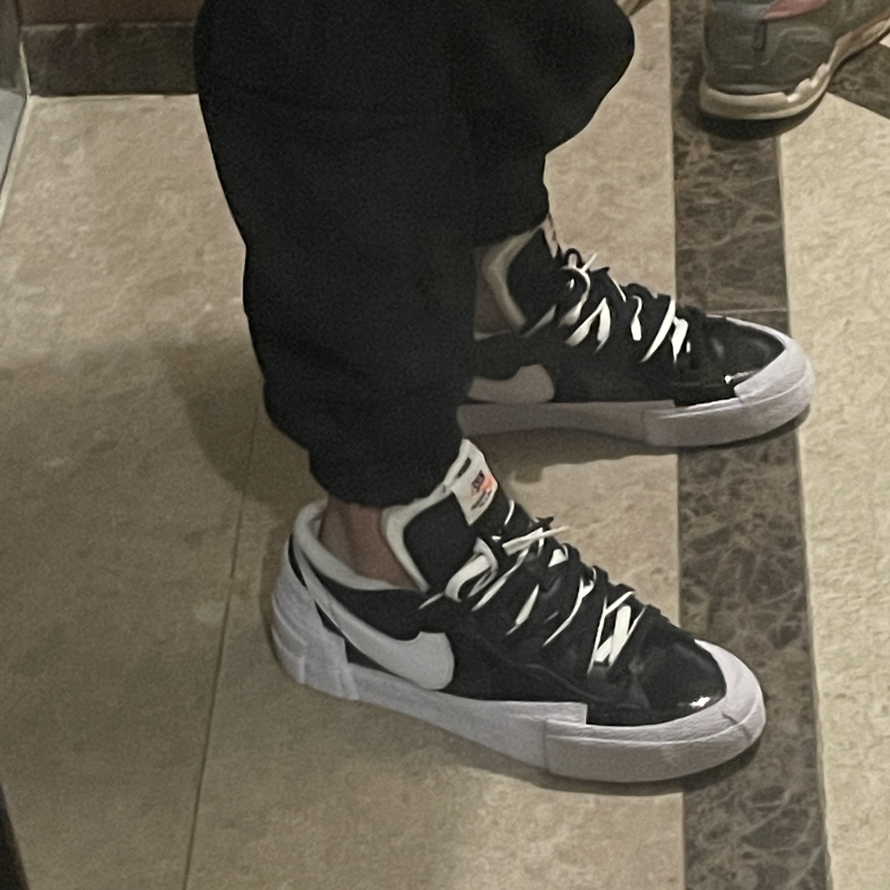 Nike x Sacai Blazer Low Black Patent Leather 착용 스타일 - 1