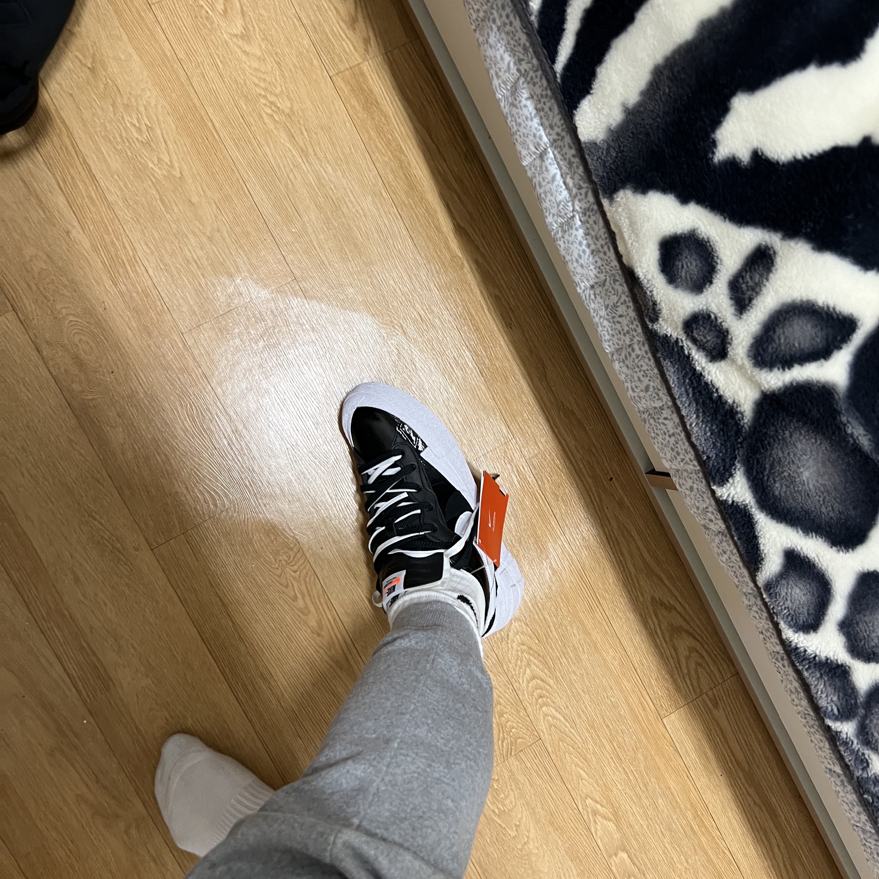 Nike x Sacai Blazer Low Black Patent Leather 착용 스타일 - 2