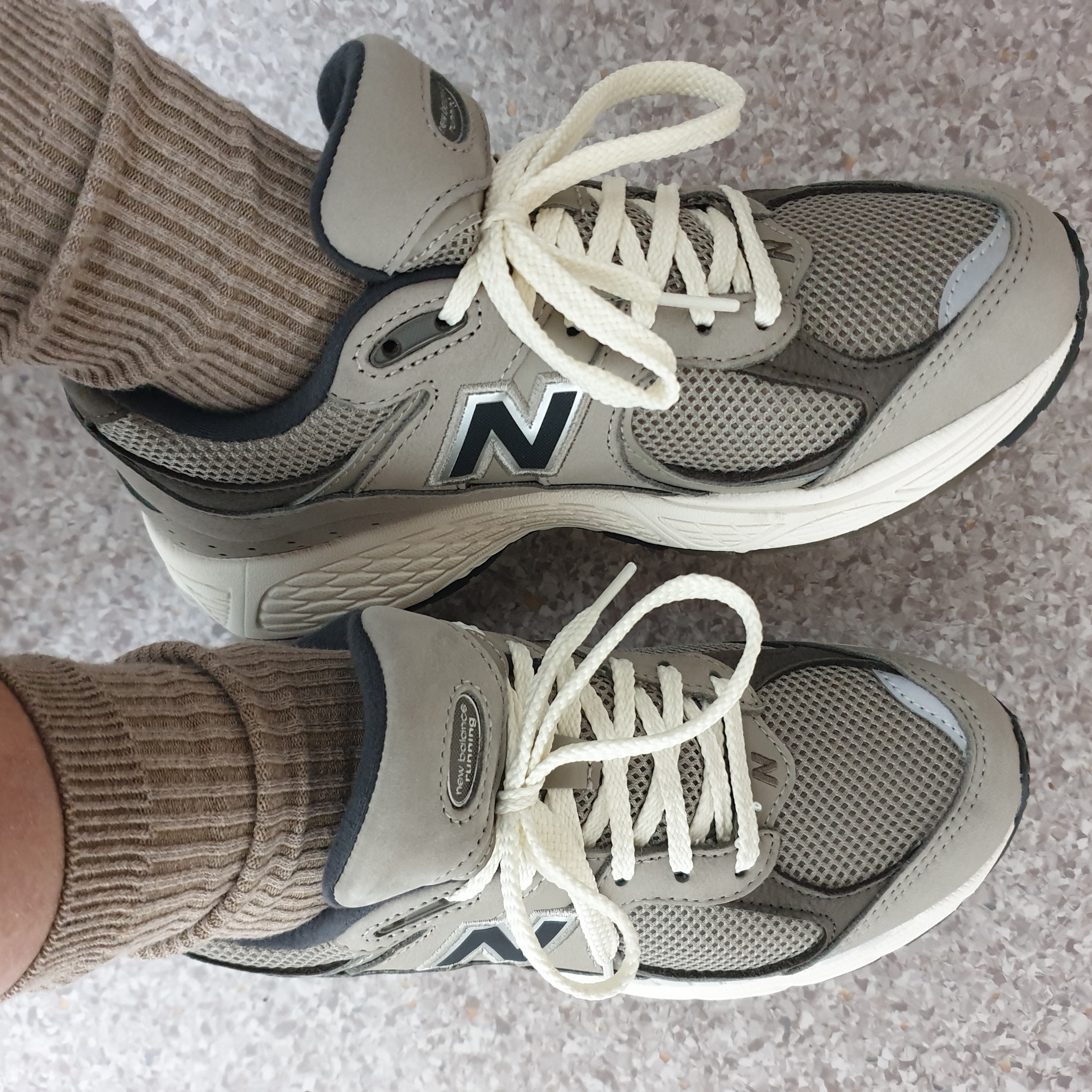 New Balance 2002 Warm Alpaca 착용 스타일 - 2