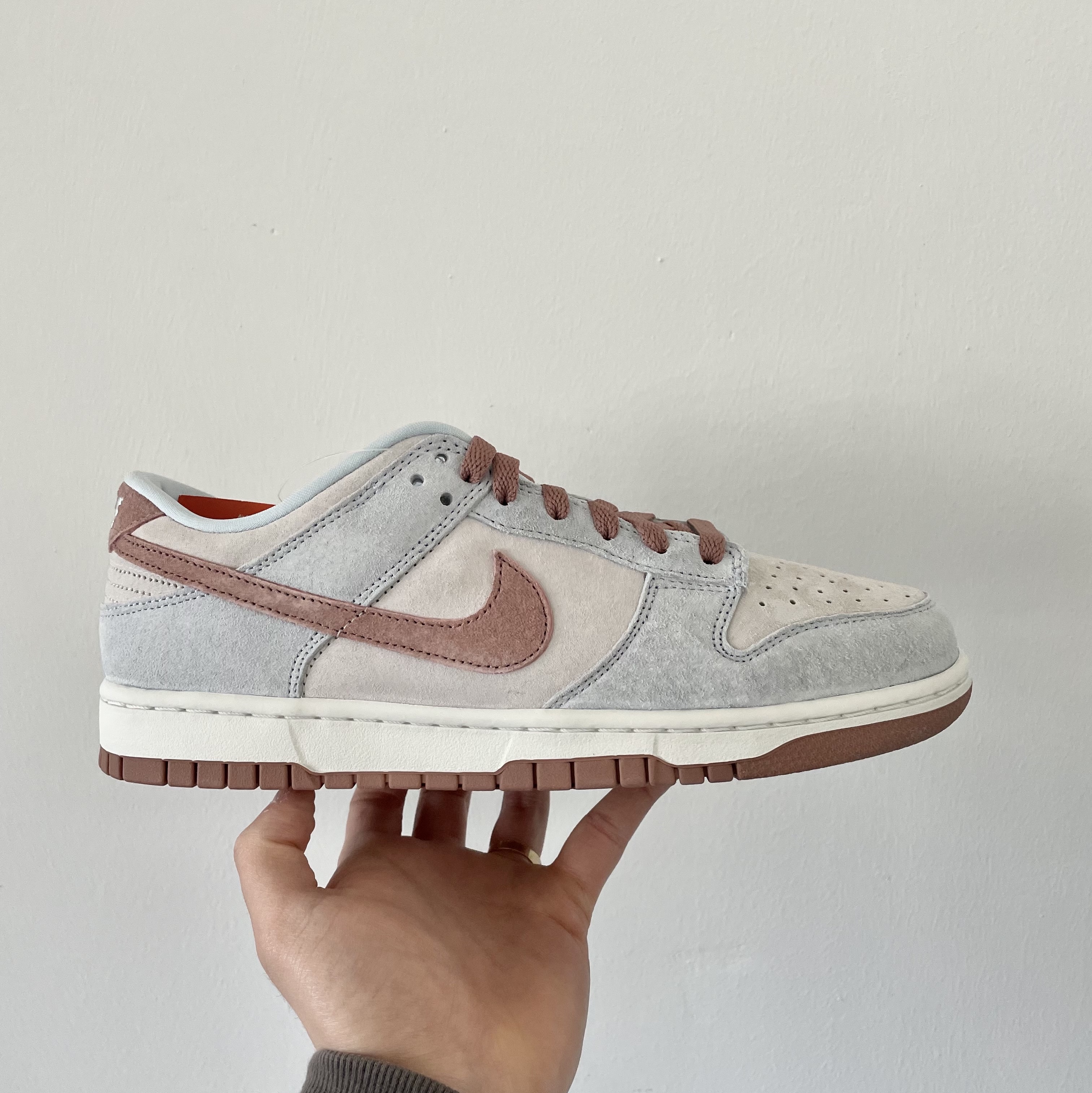 Nike Dunk Low Retro PRM Fossil Rose 착용 스타일 - 1
