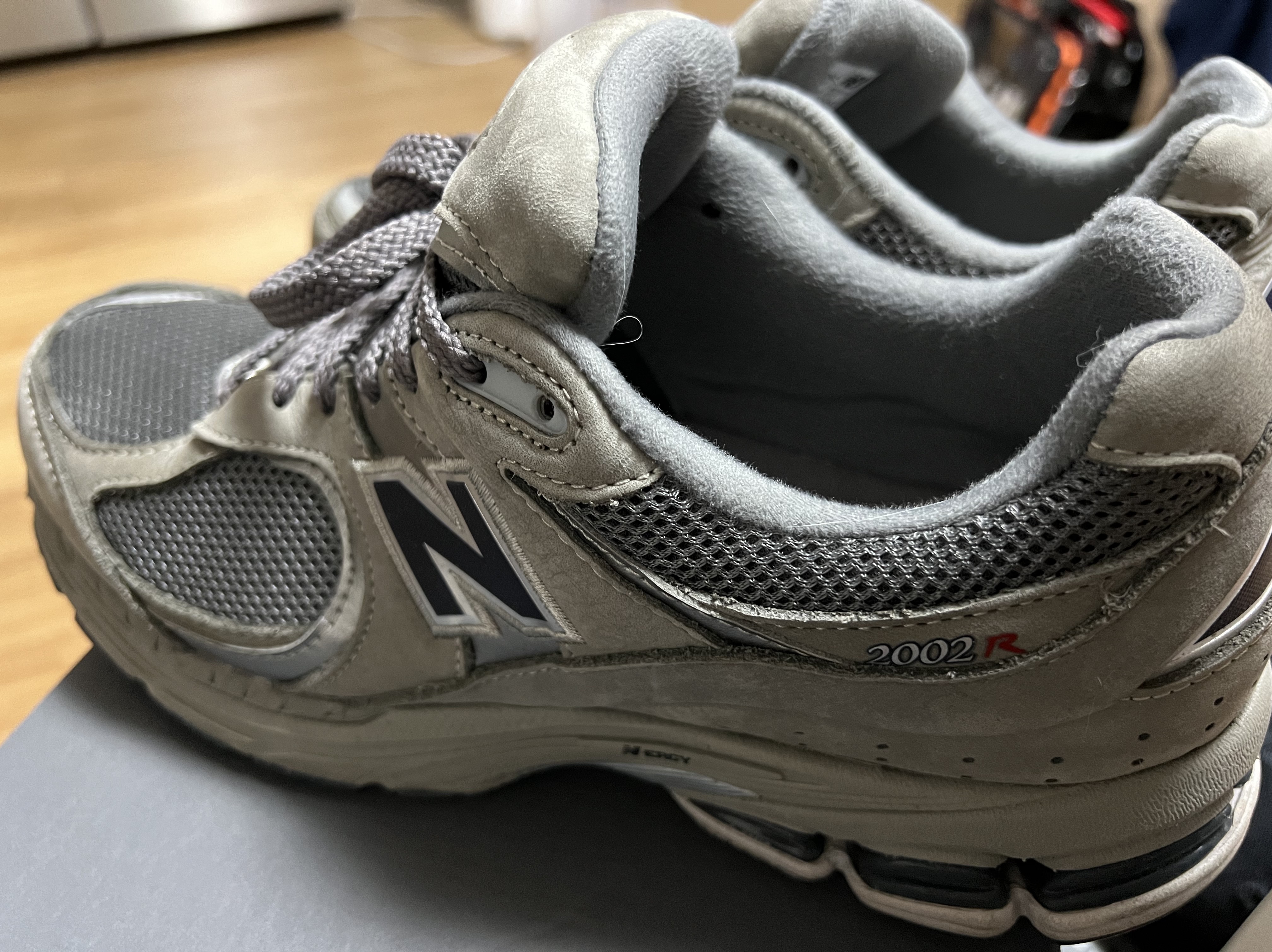 New Balance 2002R Gray 착용 스타일