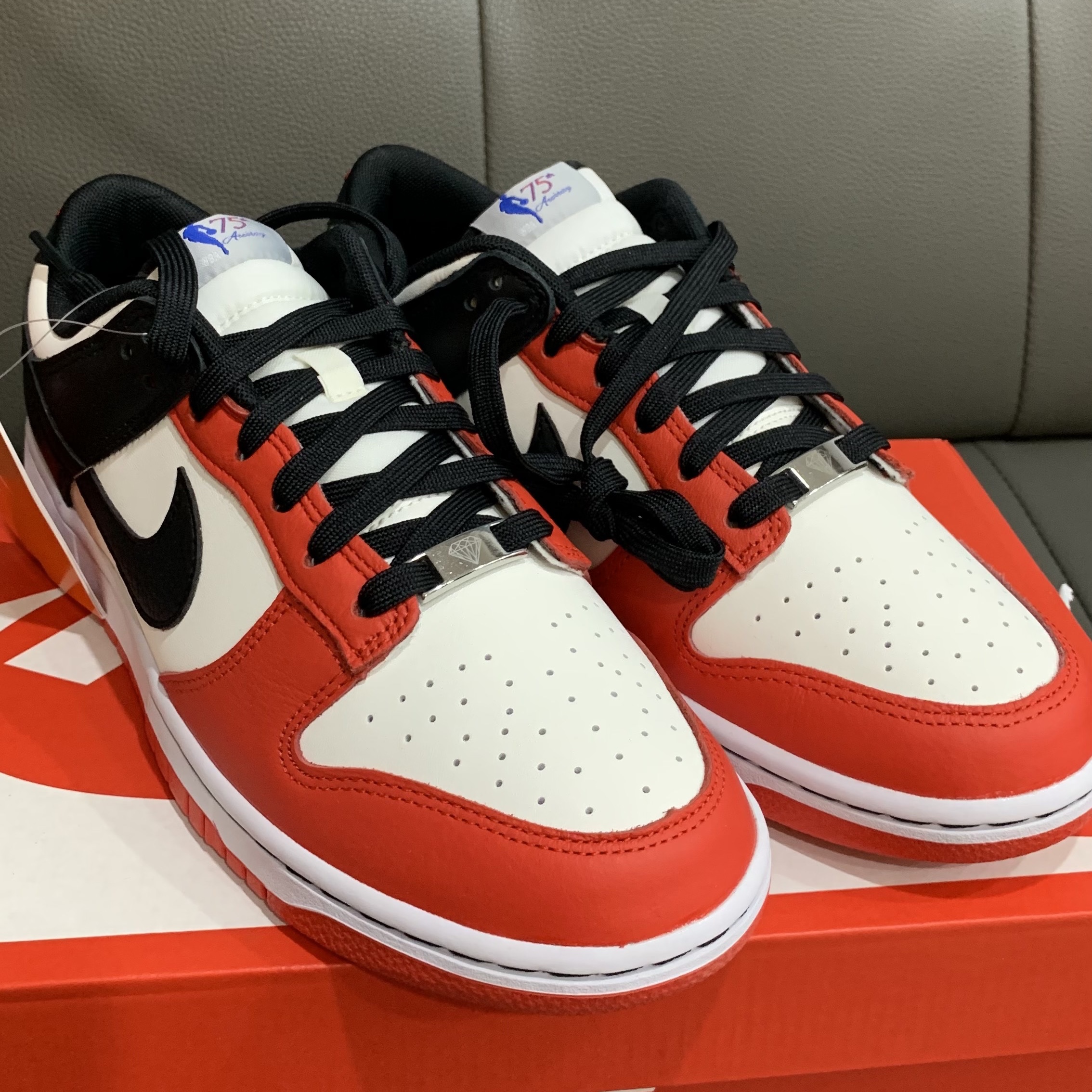 Nike x NBA Dunk Low Retro EMB Black and Chile Red 착용 스타일 - 1
