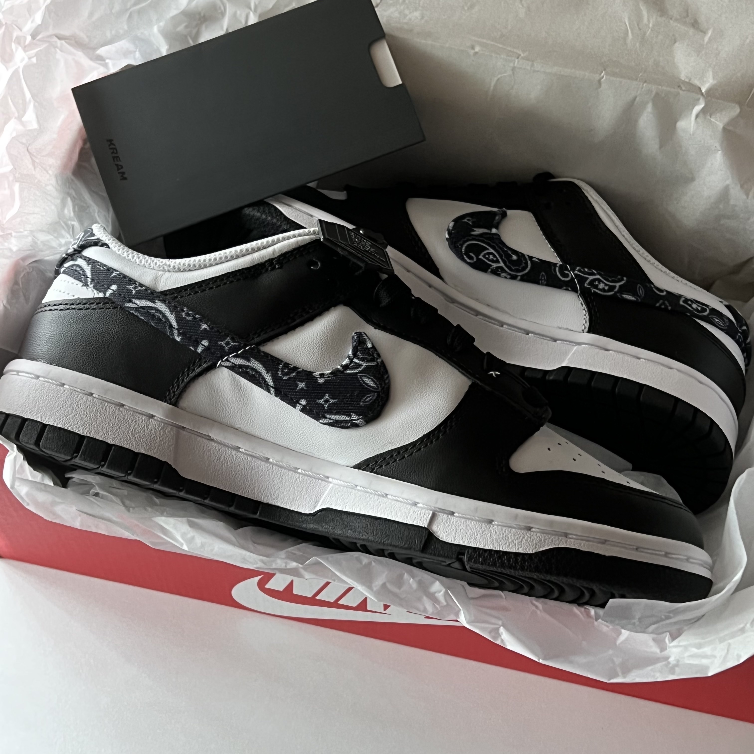 (W) Nike Dunk Low Essential Black Paisley 착용 스타일 - 2