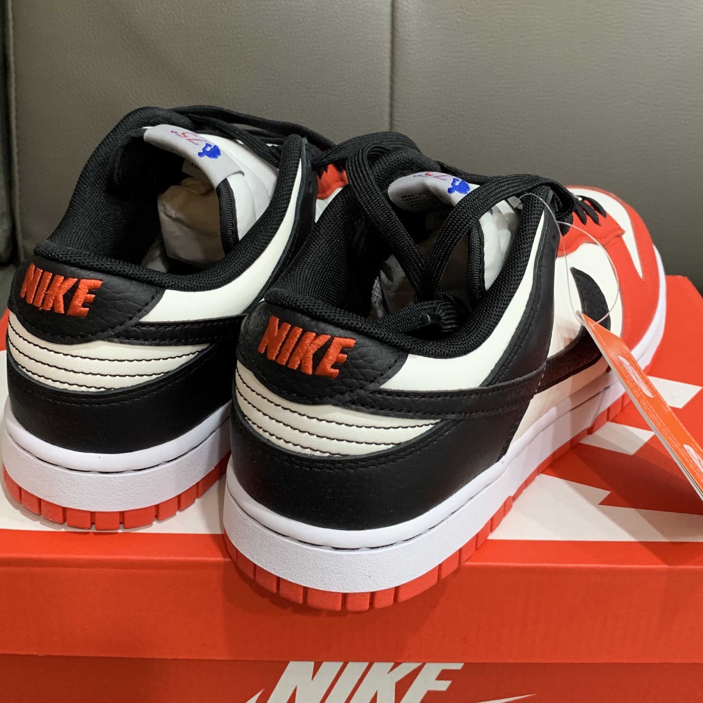 Nike x NBA Dunk Low Retro EMB Black and Chile Red 착용 스타일 - 2