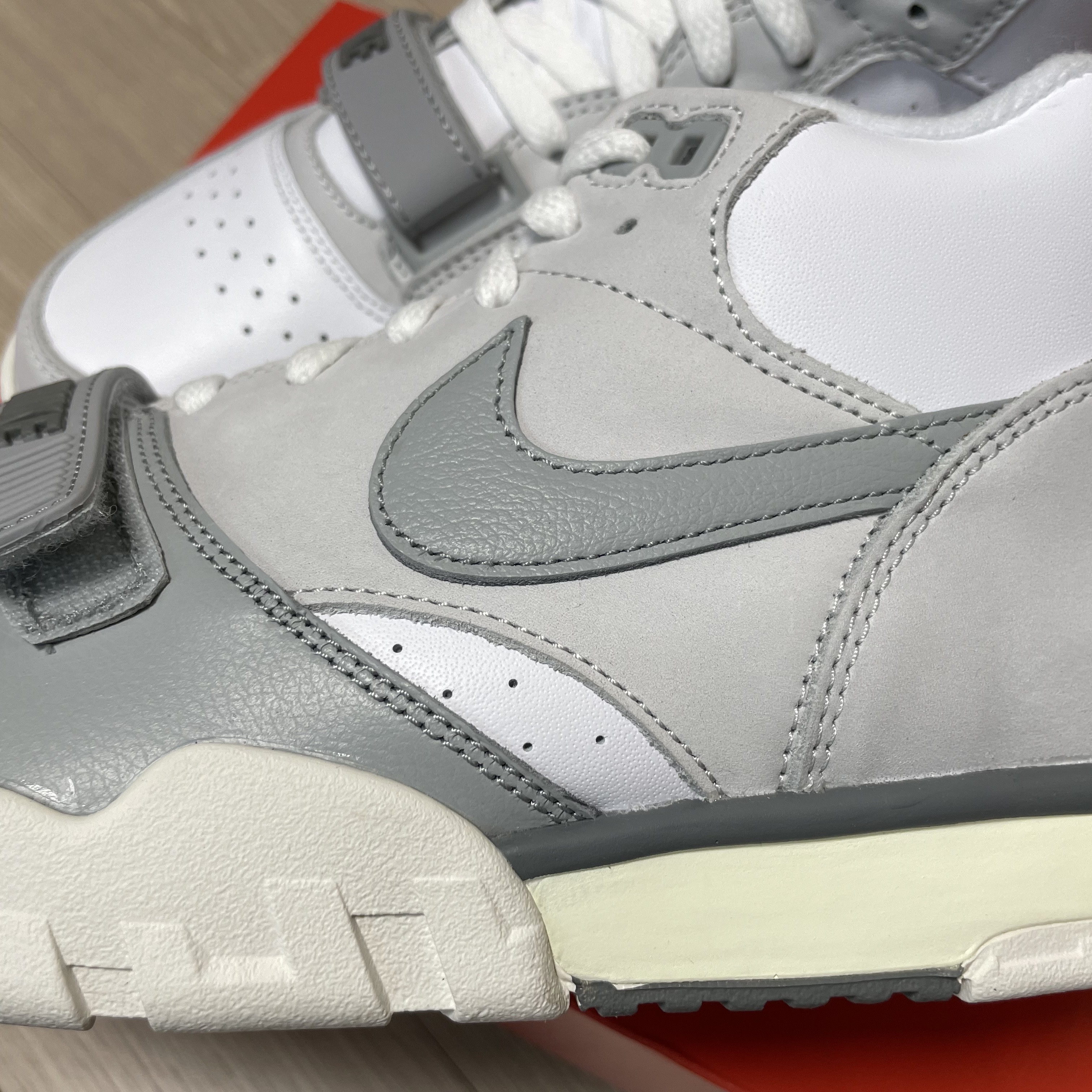 Nike Air Trainer 1 Photon Dust and Light Smoke 착용 스타일 - 3