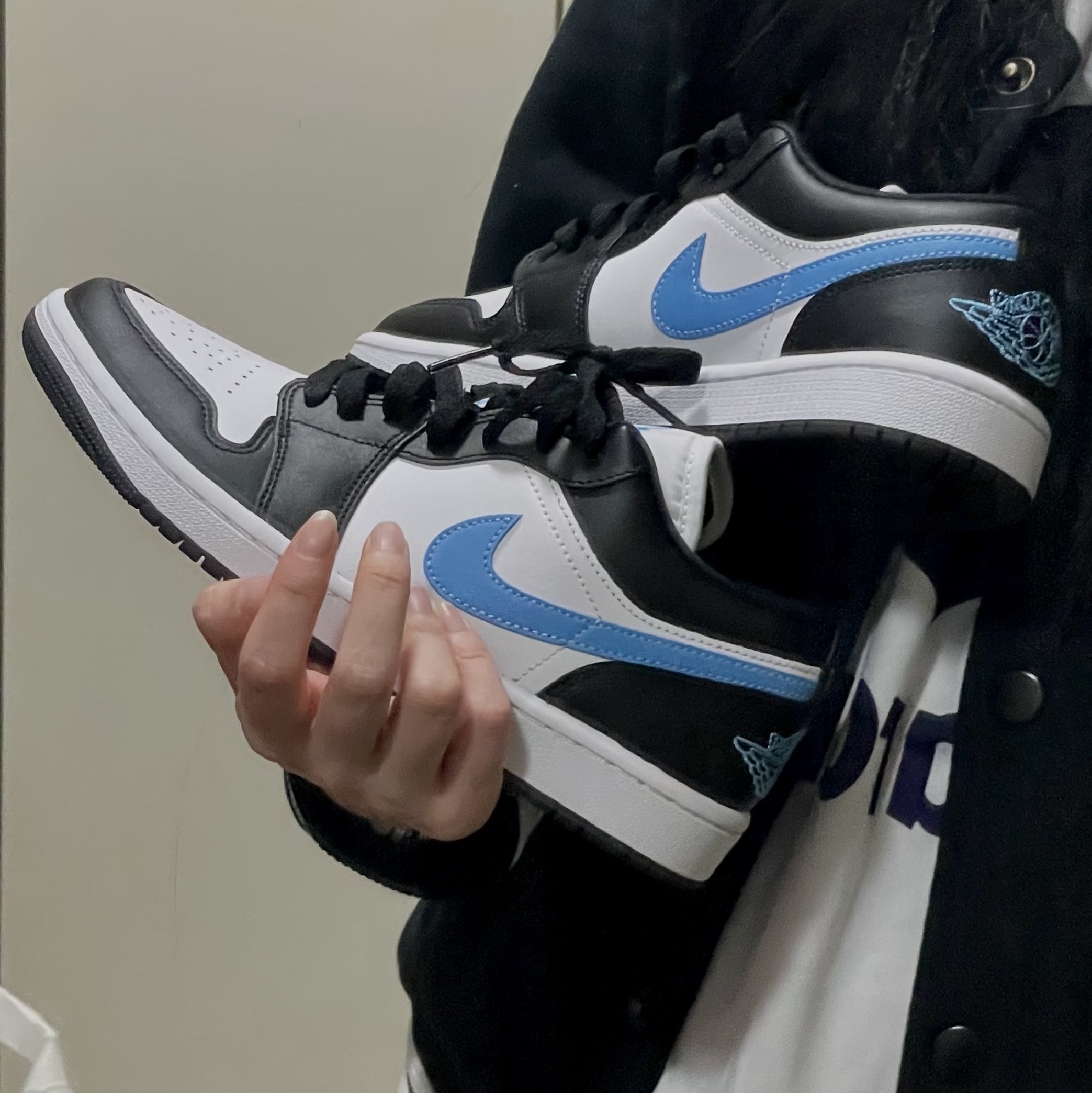 (W) Jordan 1 Low Black University Blue 착용 스타일 - 2