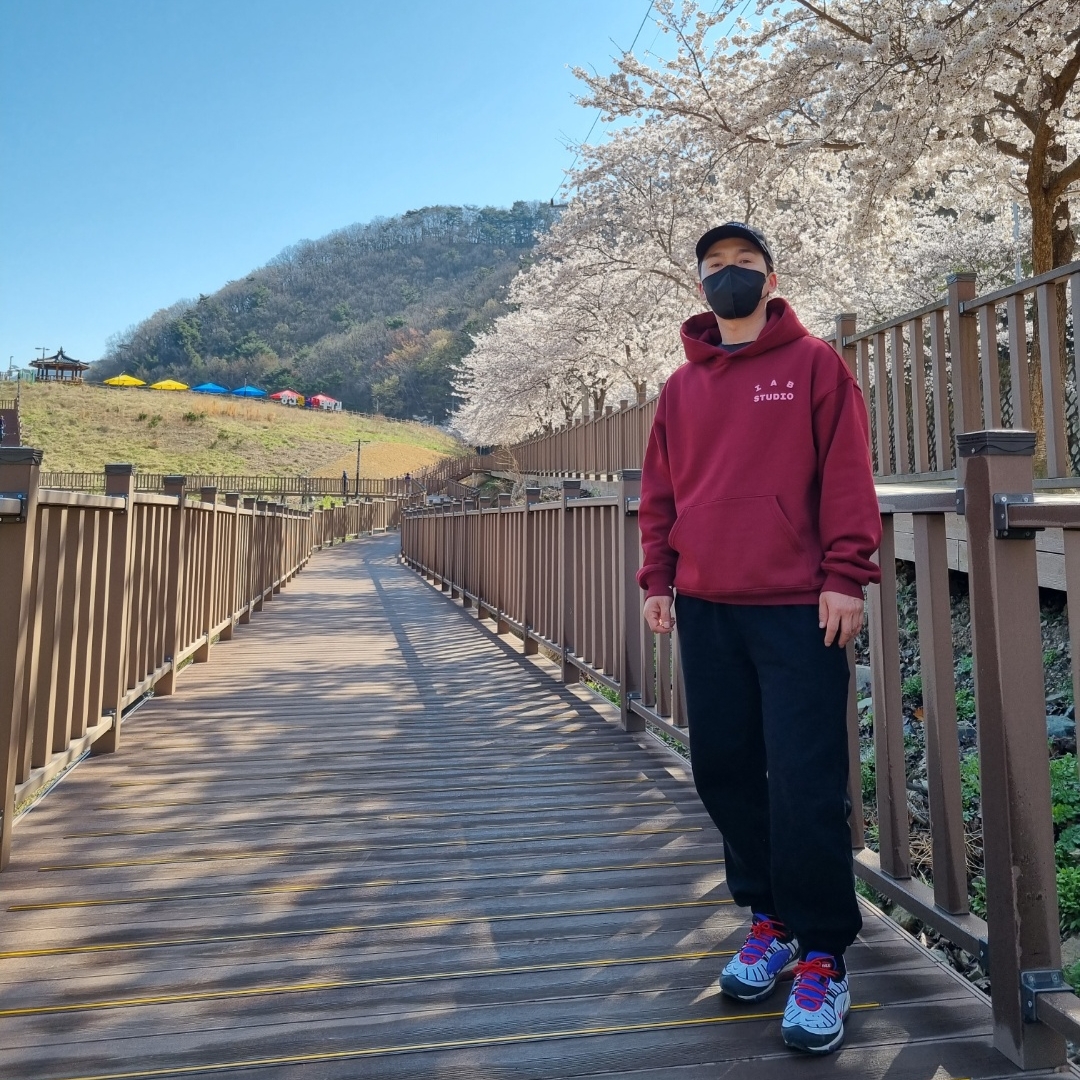 IAB Studio Hoodie Raspberry 착용 스타일