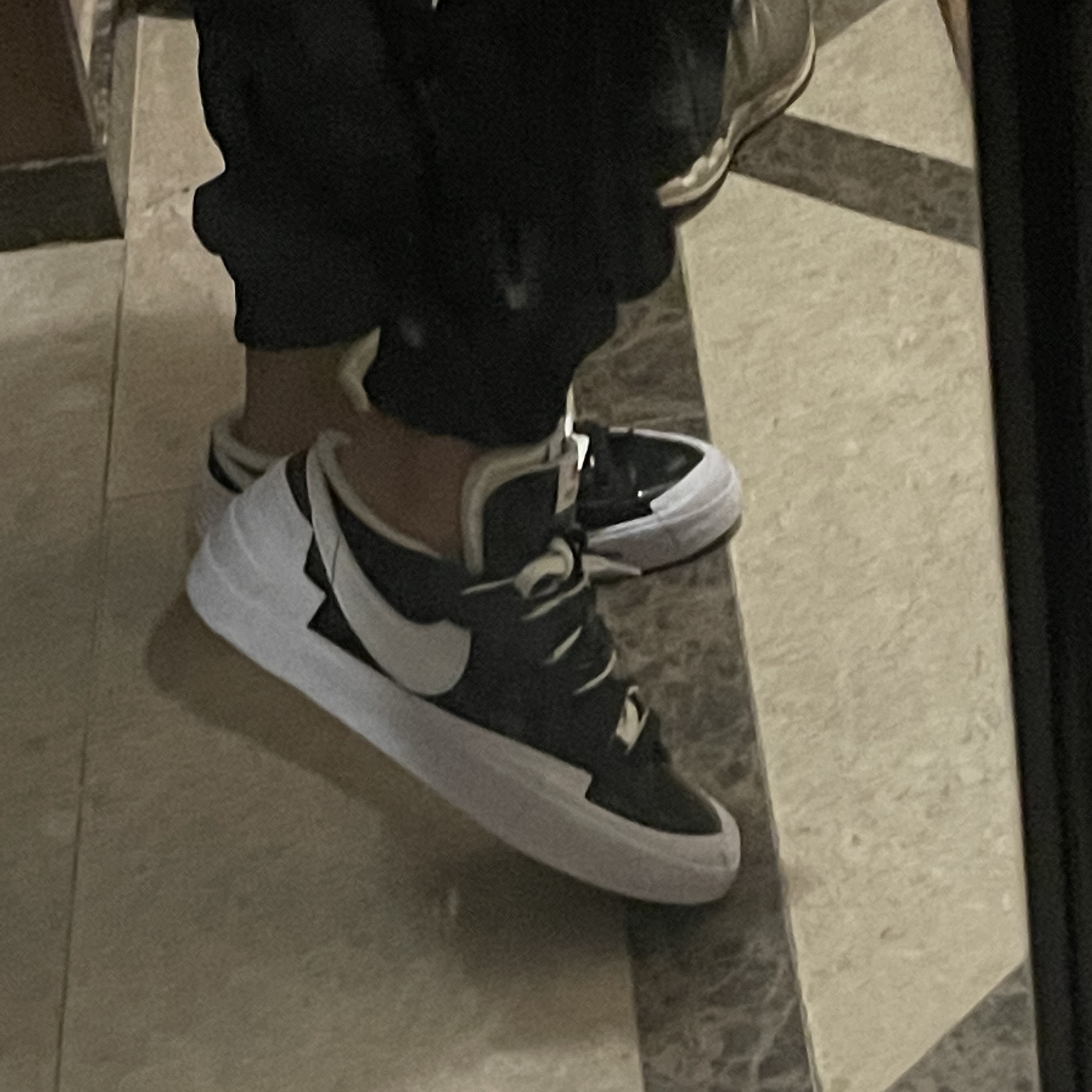 Nike x Sacai Blazer Low Black Patent Leather 착용 스타일 - 2